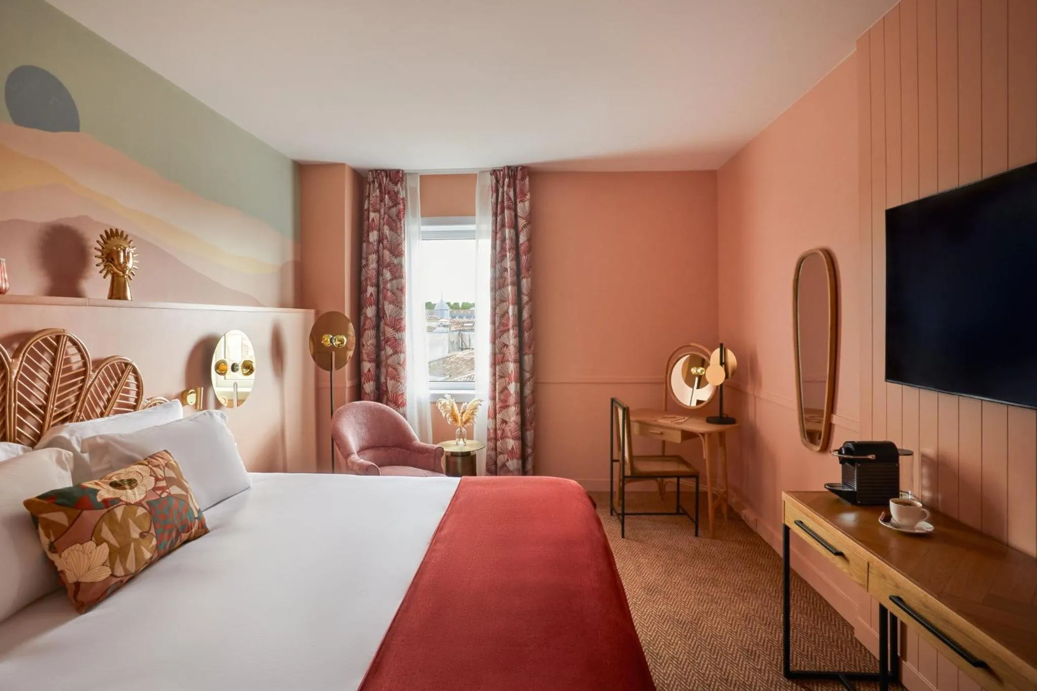 Photo of the whole room, Bed in Hotel Indigo Bordeaux Centre Chartrons by IHG