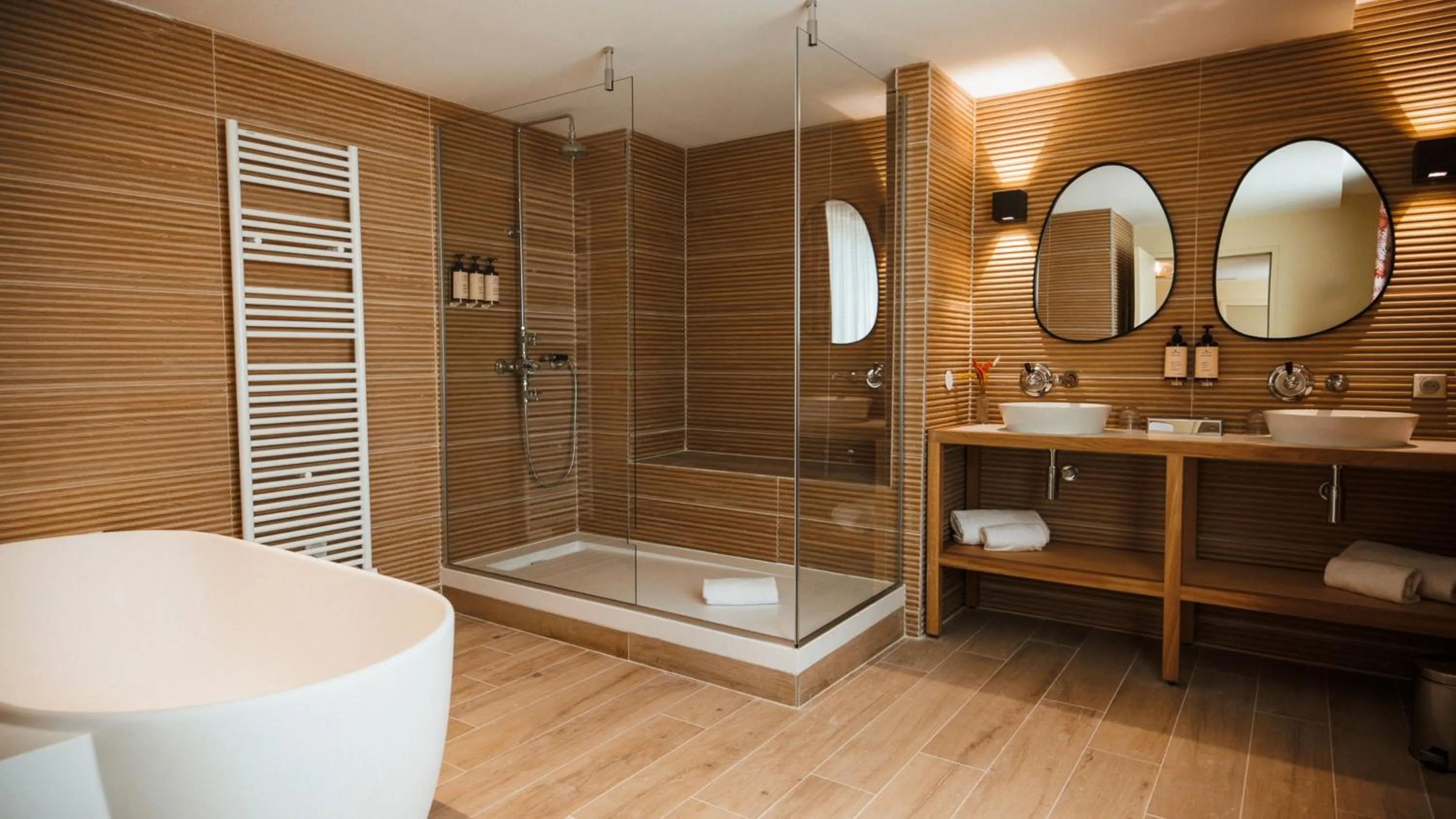 Bathroom in Hotel Indigo Bordeaux Centre Chartrons by IHG