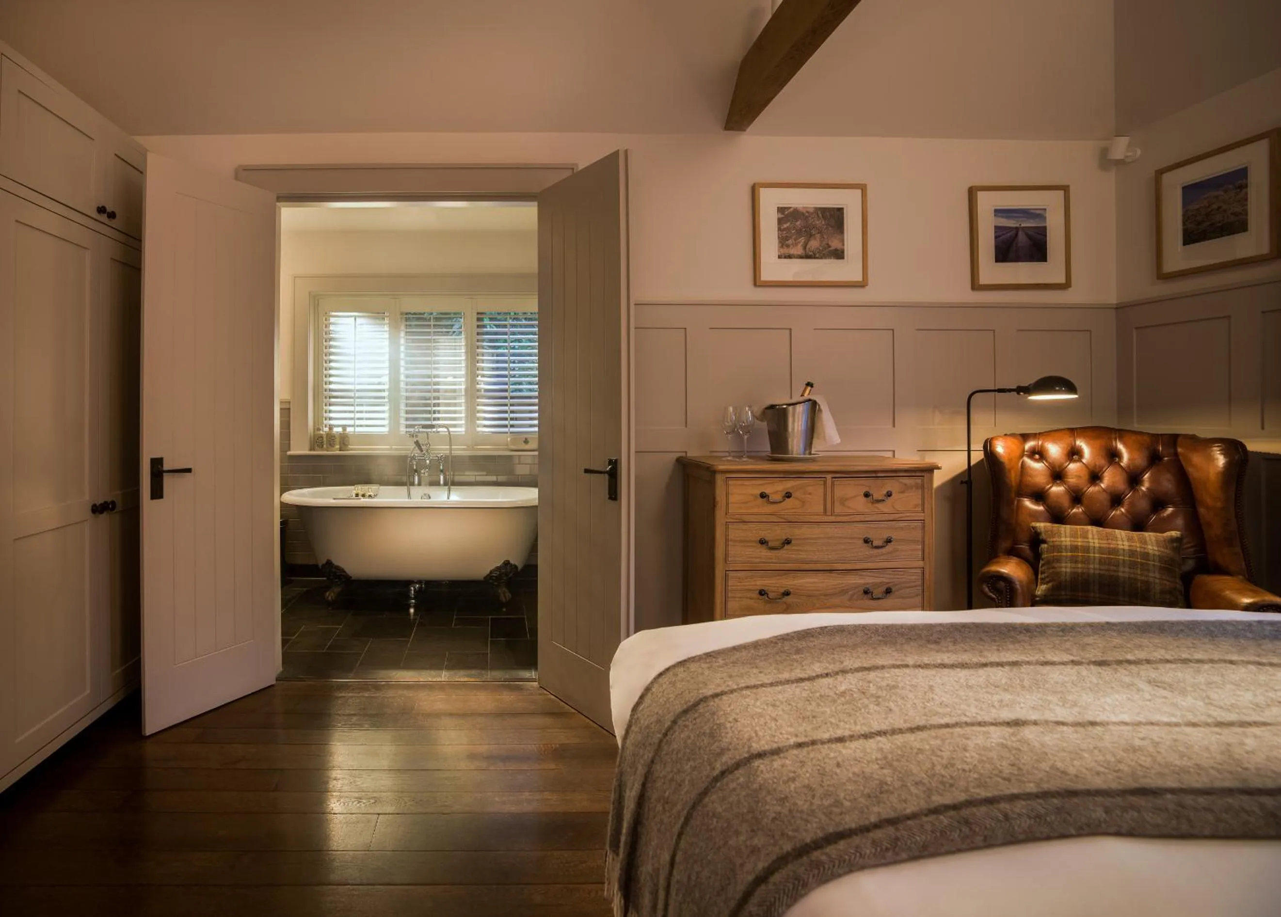 Photo of the whole room, Bed in Hurley House Hotel