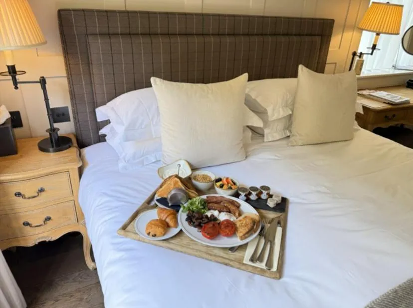 Food, Bed in Hurley House Hotel