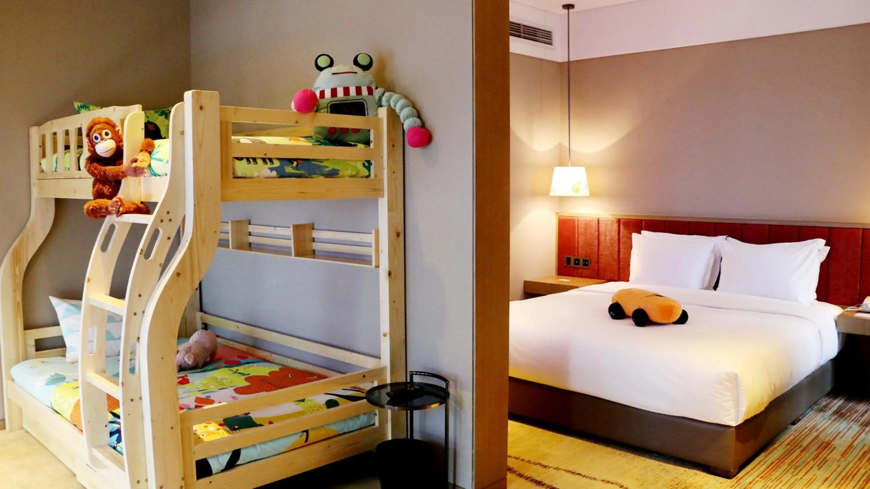 Photo of the whole room, Bed in Holiday Inn Express Chengdu Wenjiang Hotspring by IHG