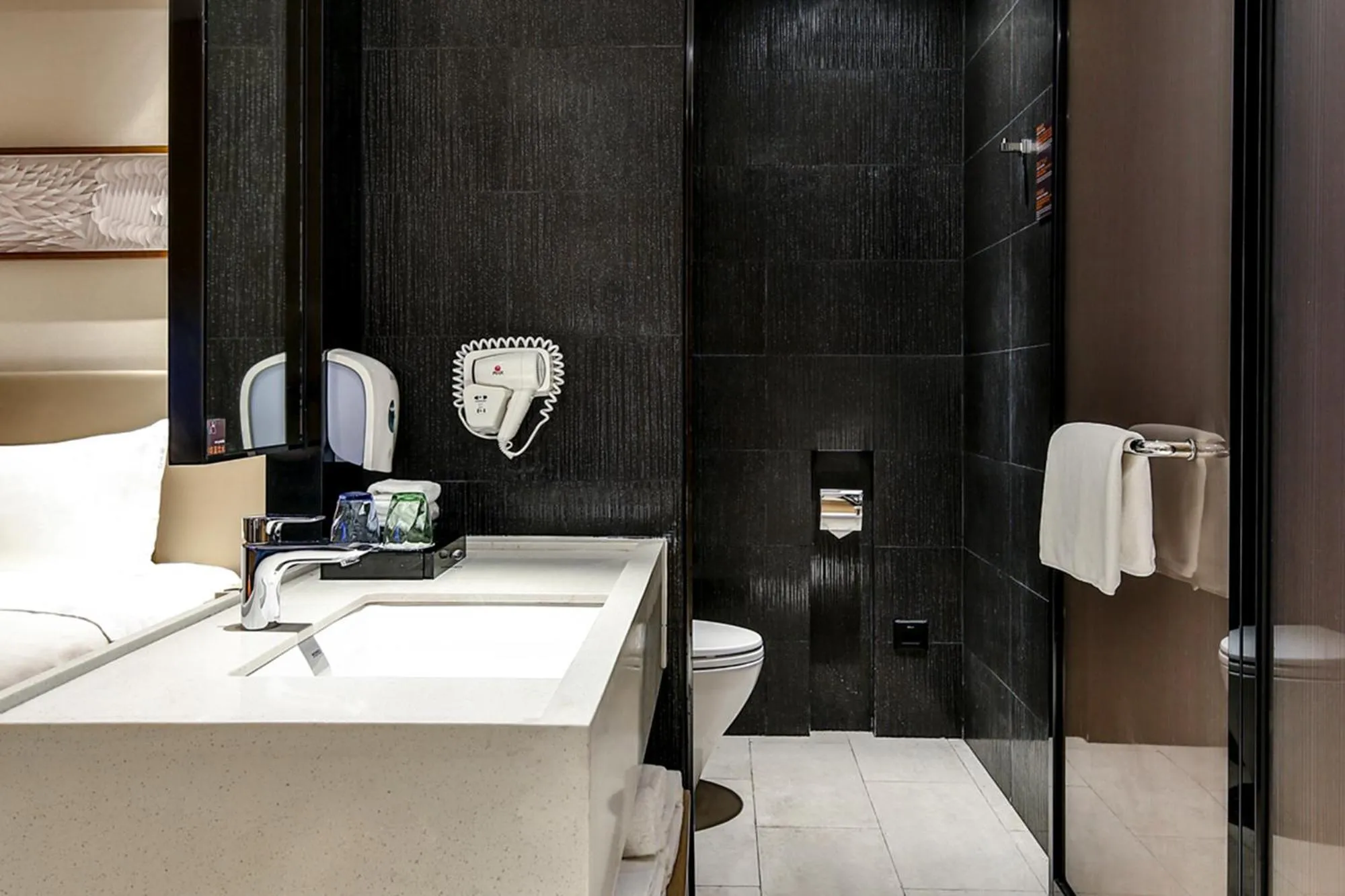 Property building, Bed in Holiday Inn Express Chengdu Wenjiang Hotspring by IHG