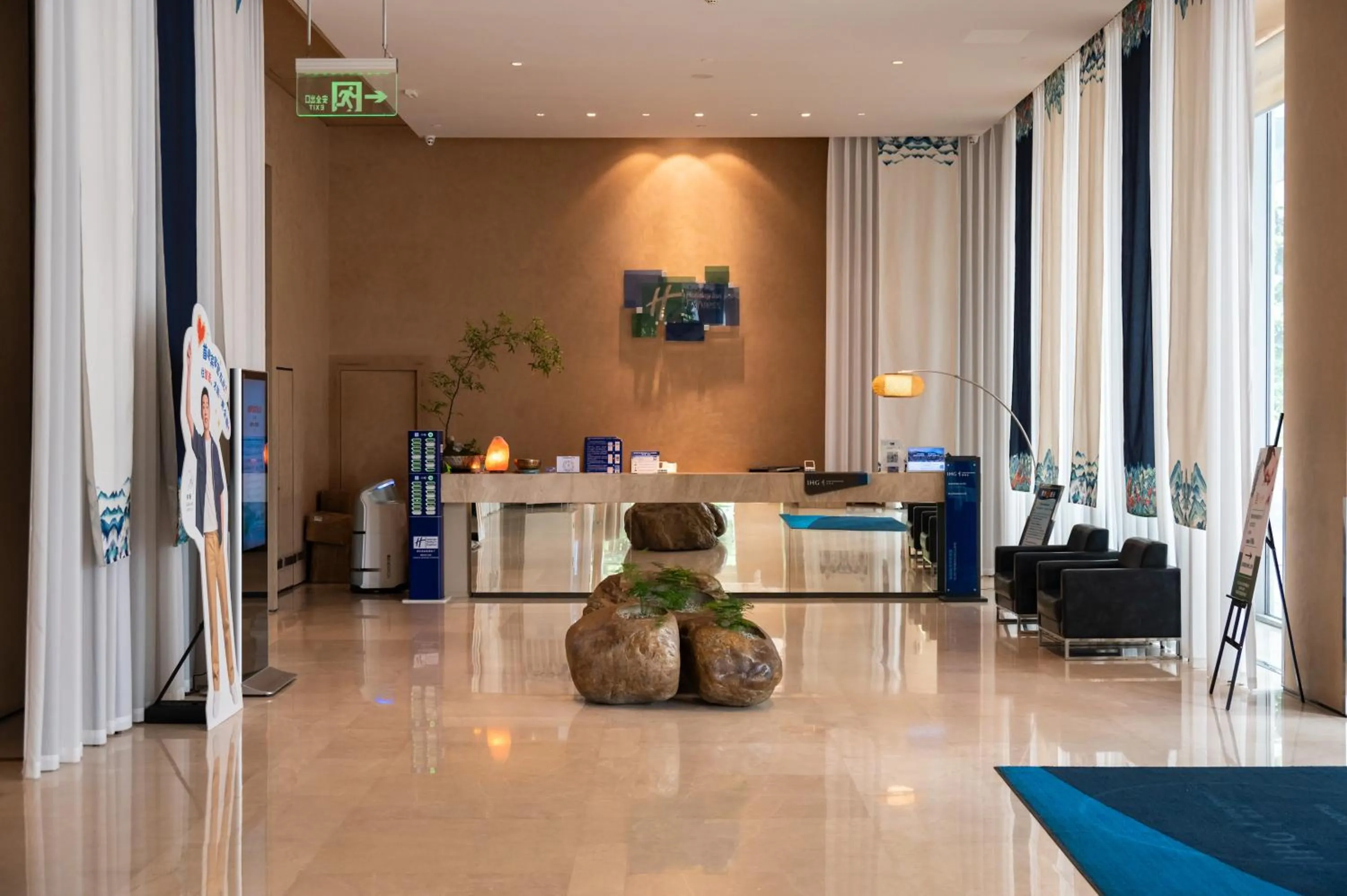 Lobby or reception in Holiday Inn Express Chengdu Wenjiang Hotspring by IHG