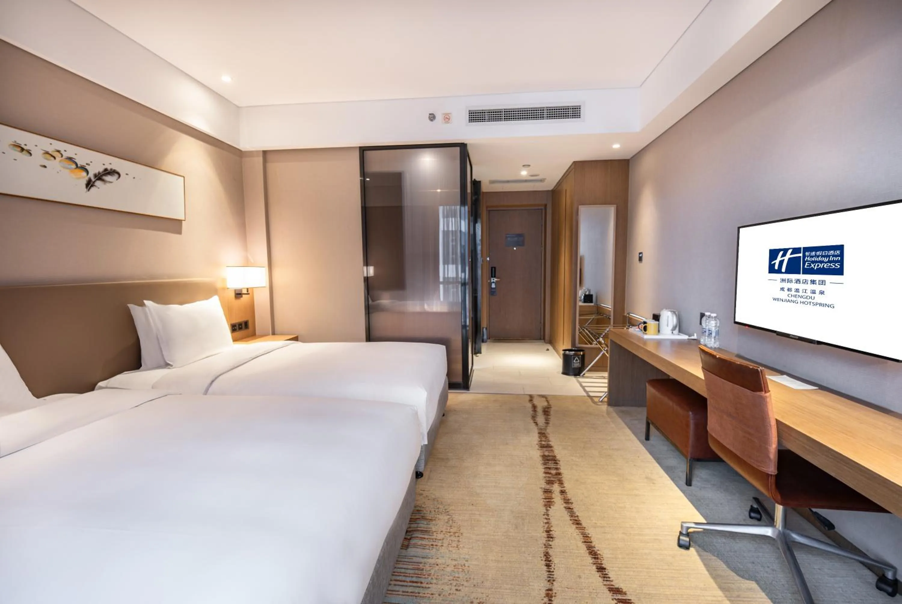 Bed in Holiday Inn Express Chengdu Wenjiang Hotspring by IHG