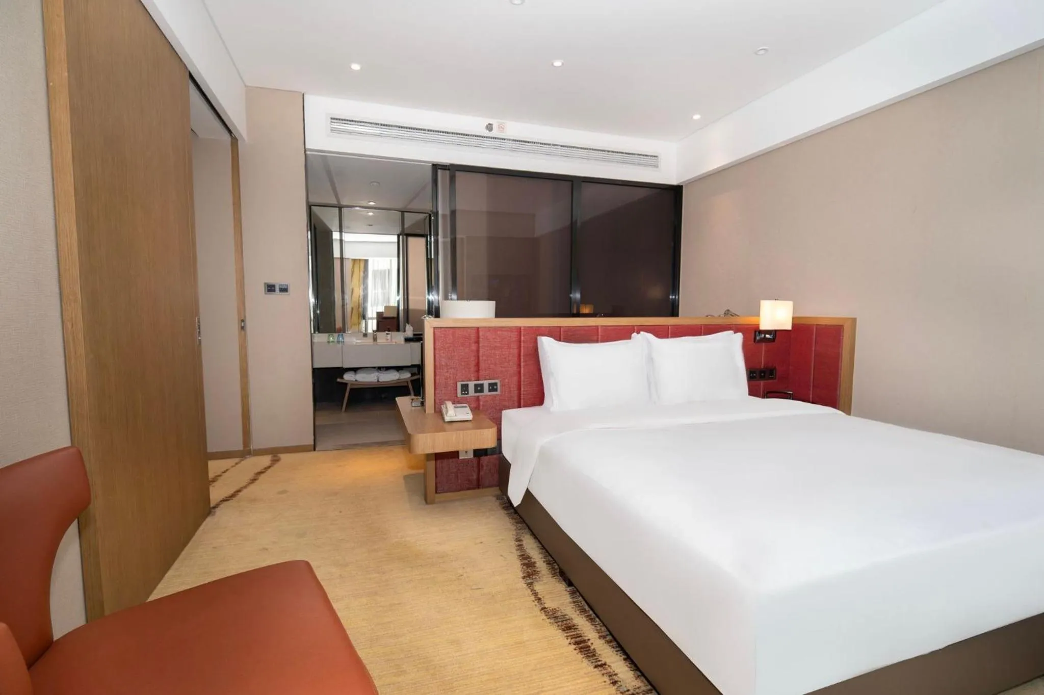 Photo of the whole room, Bed in Holiday Inn Express Chengdu Wenjiang Hotspring by IHG