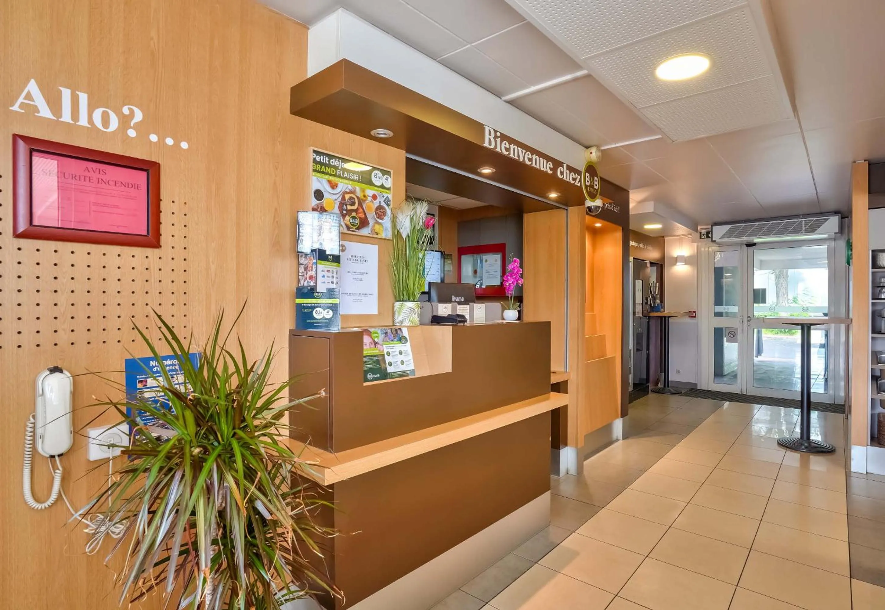 Lobby or reception in B&B HOTEL Herblay