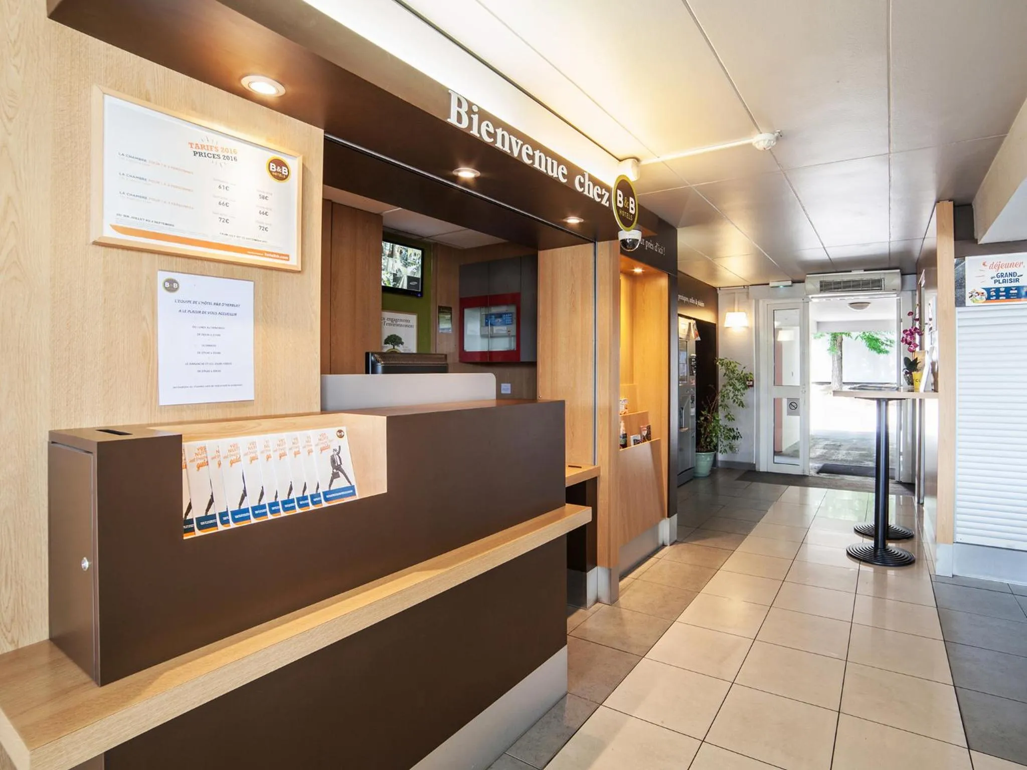 Lobby or reception in B&B HOTEL Herblay