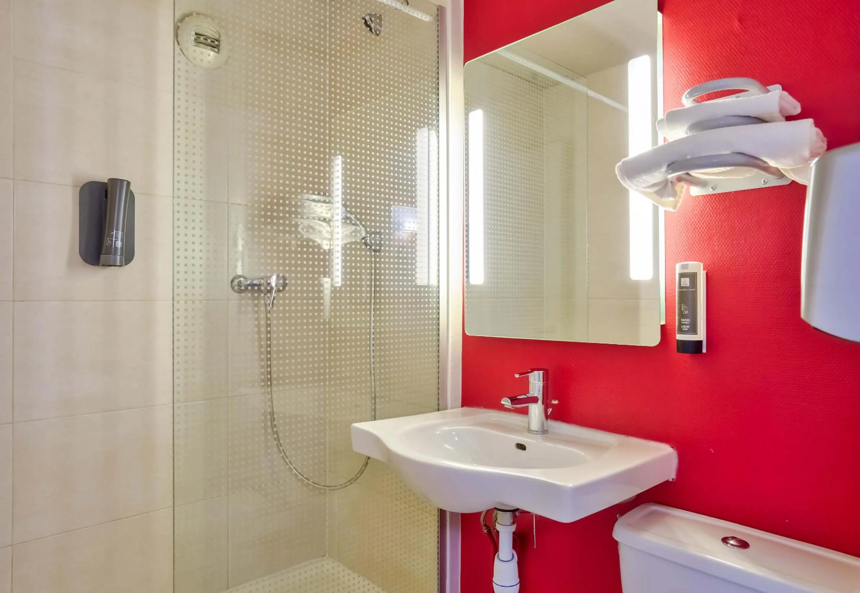 Bathroom in B&B HOTEL Herblay