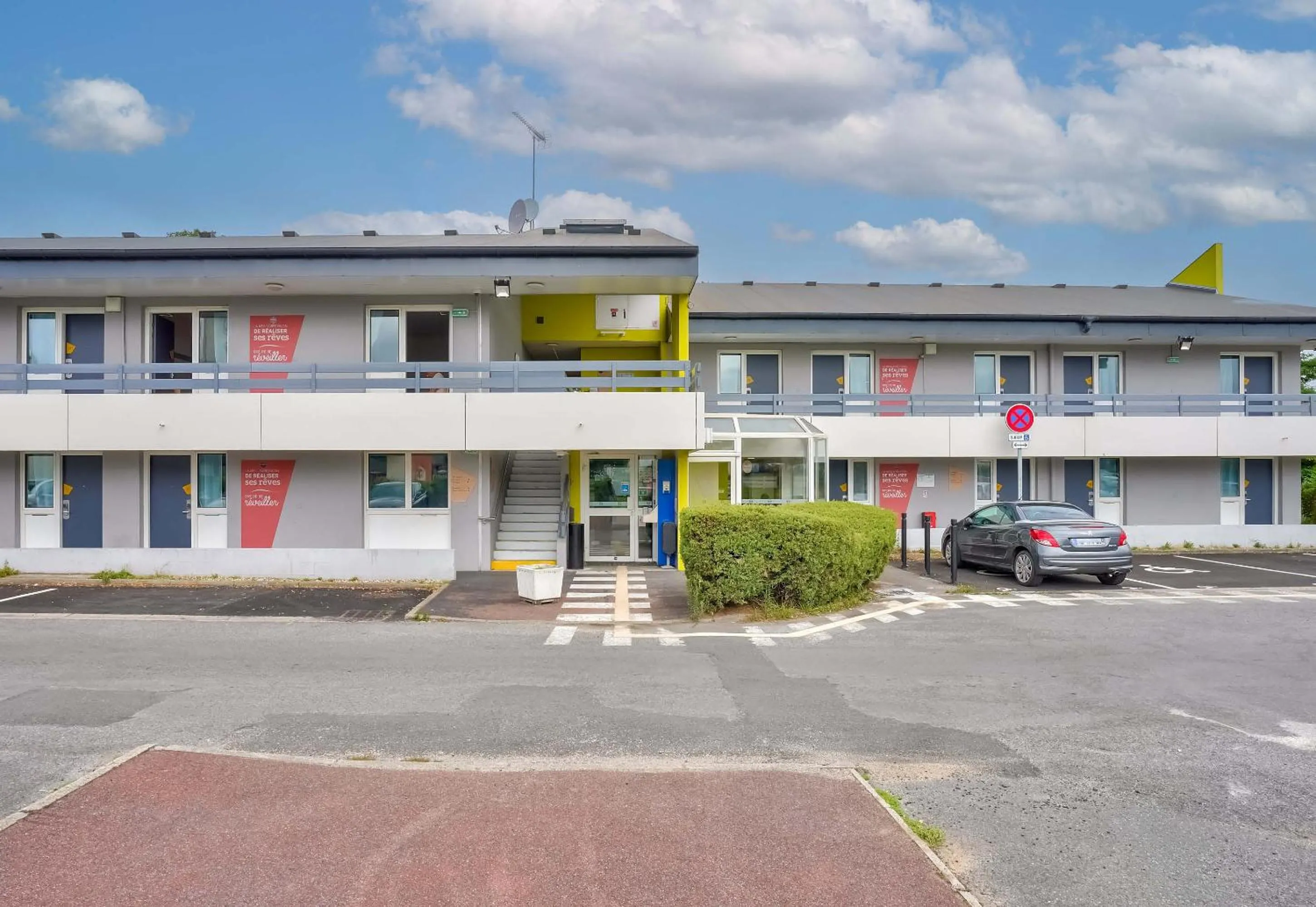 Property building in B&B HOTEL Herblay