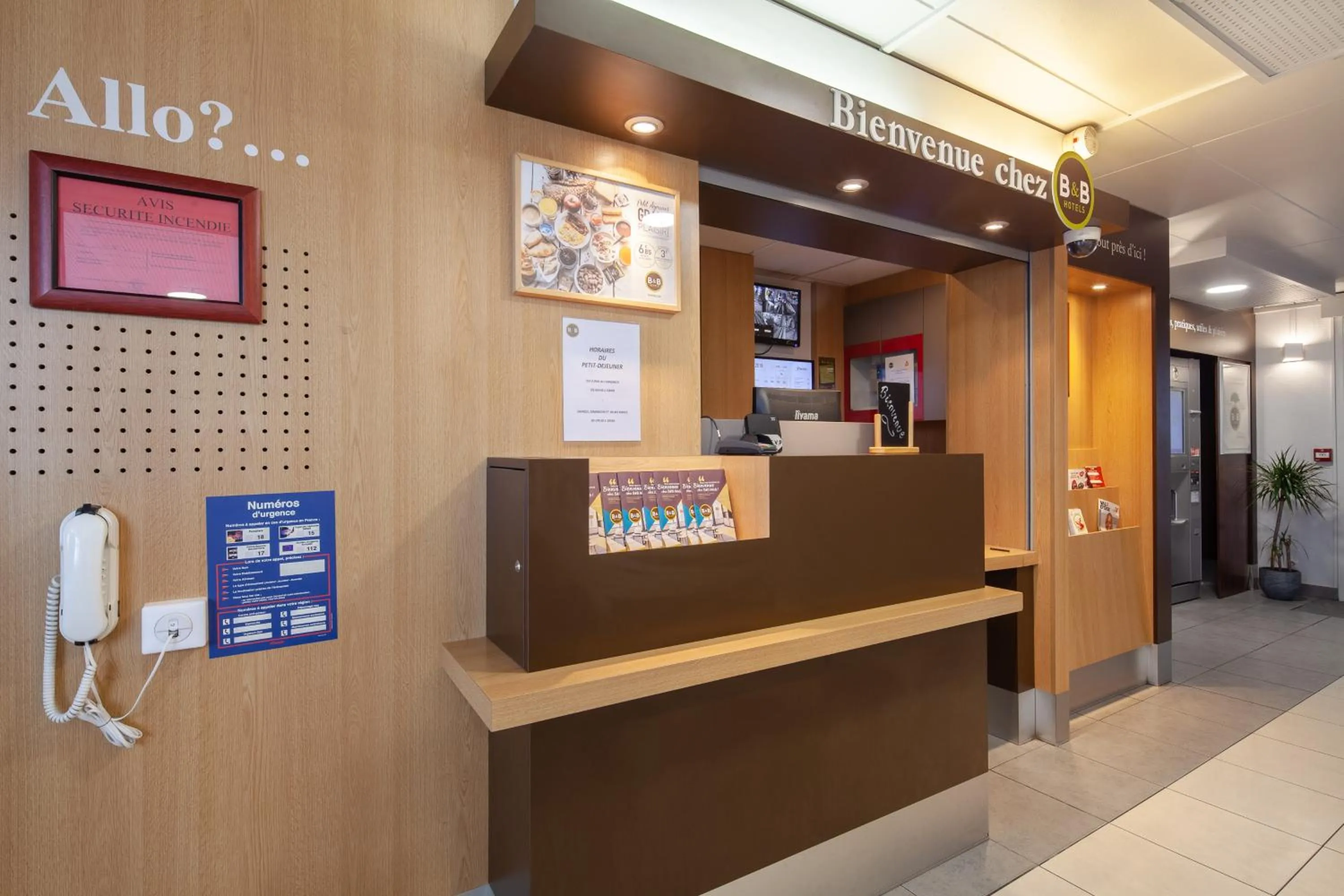 Lobby or reception in B&B HOTEL Herblay