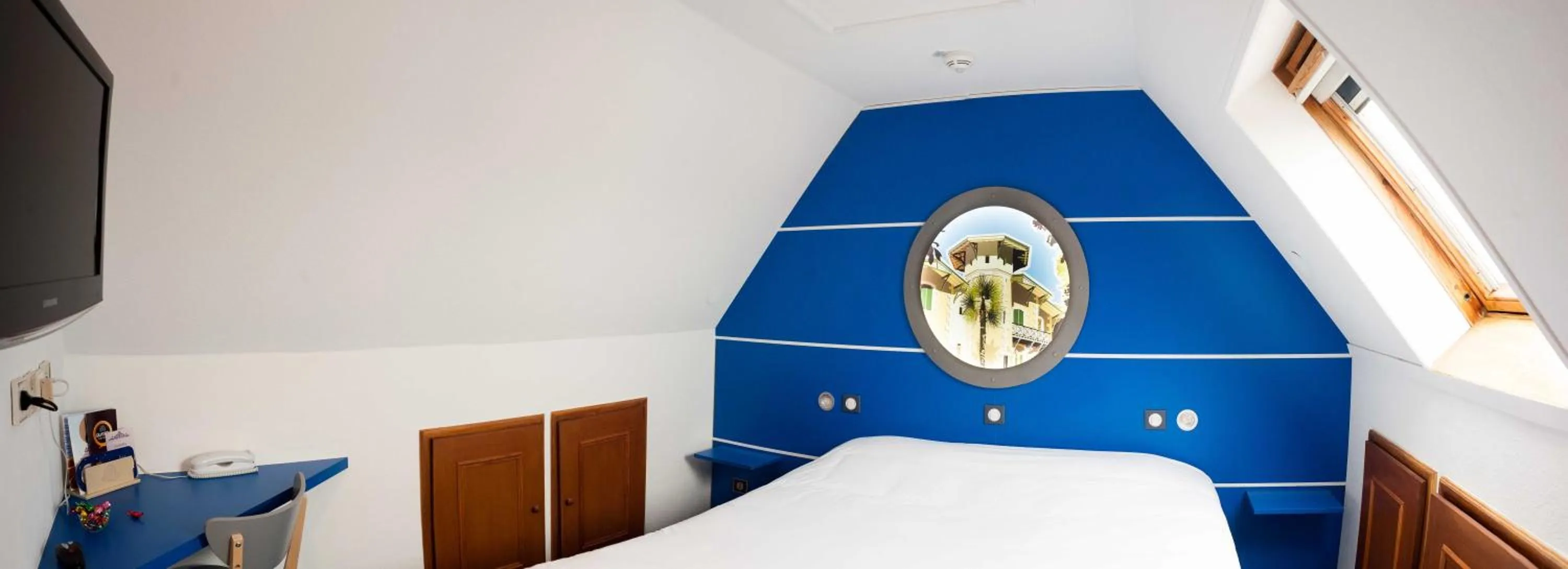 Bed in Hôtel Le Dauphin