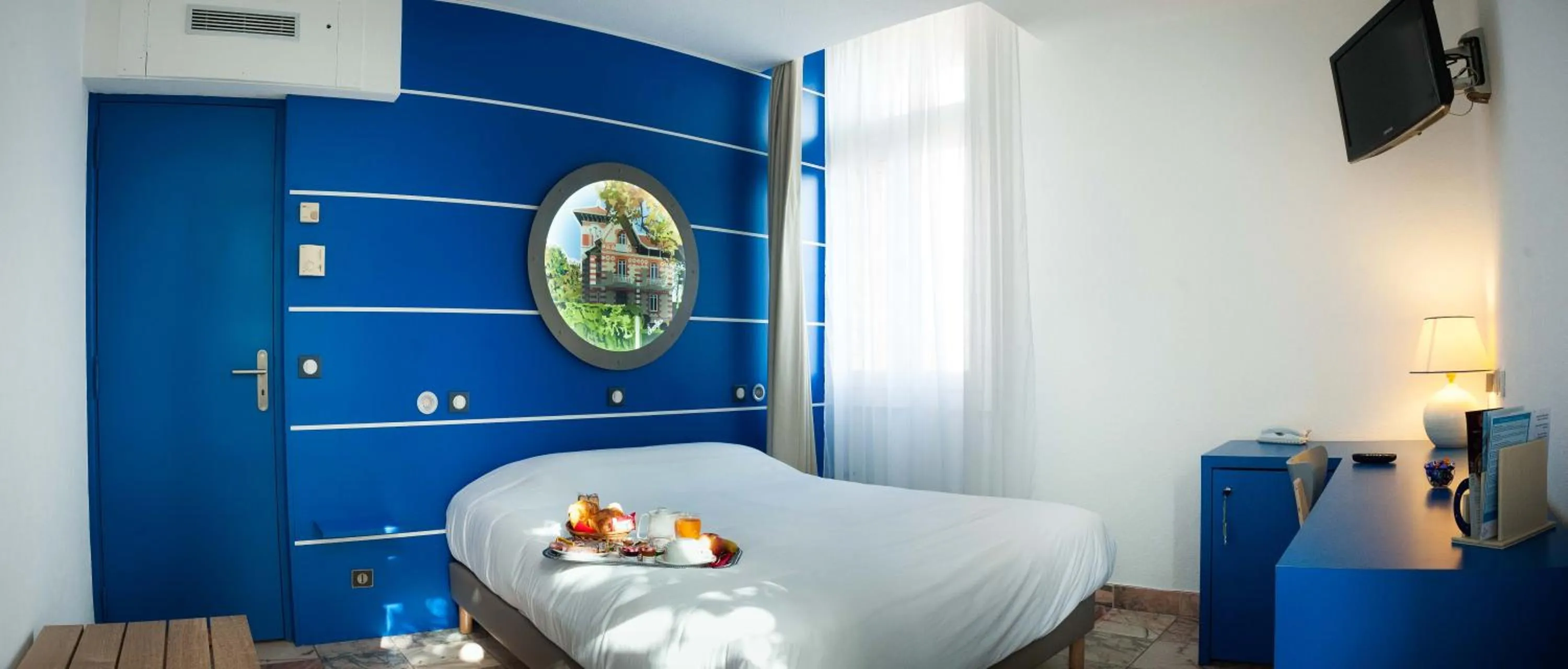 Photo of the whole room, Bed in Hôtel Le Dauphin