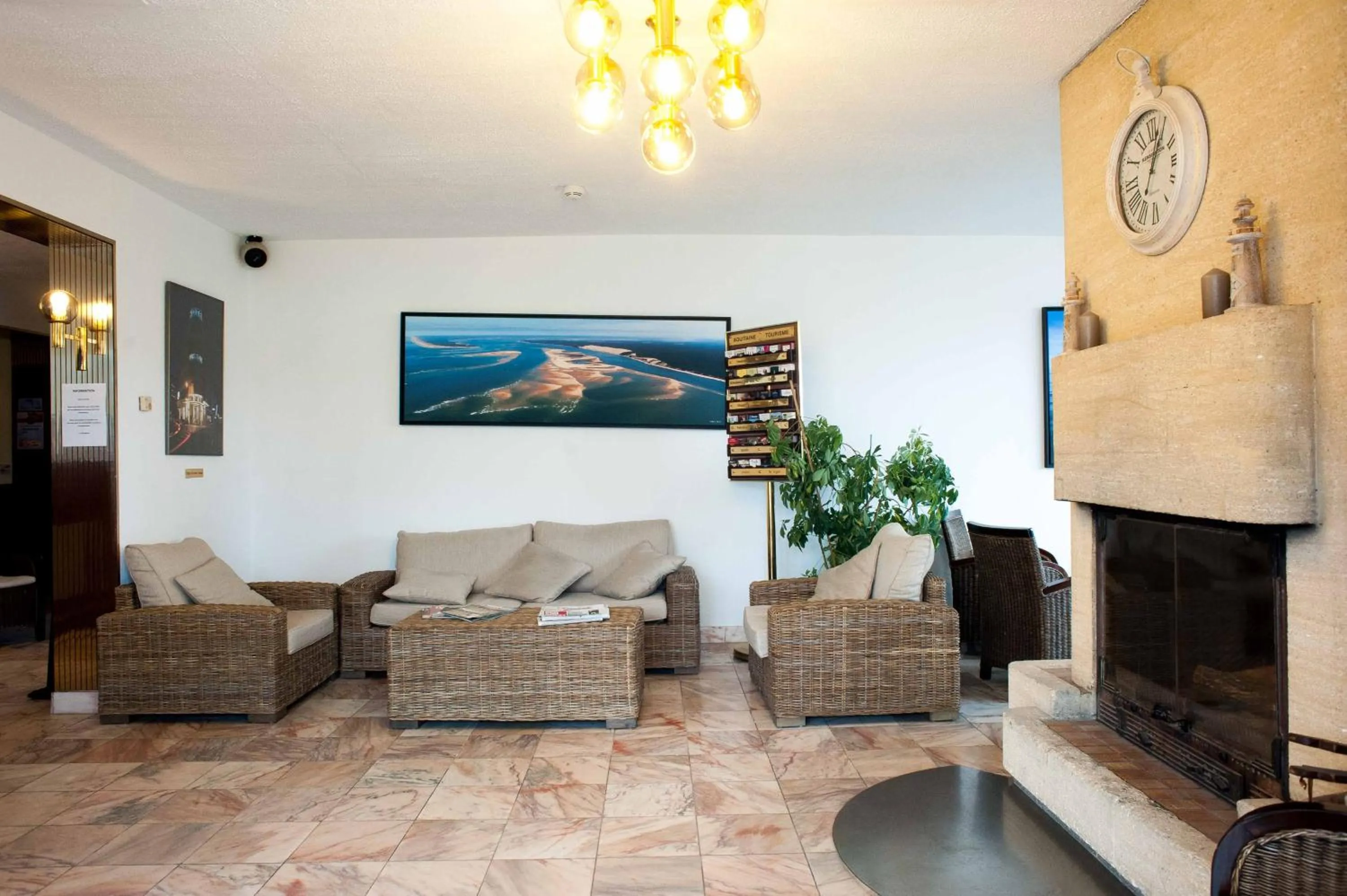 Seating area in Hôtel Le Dauphin