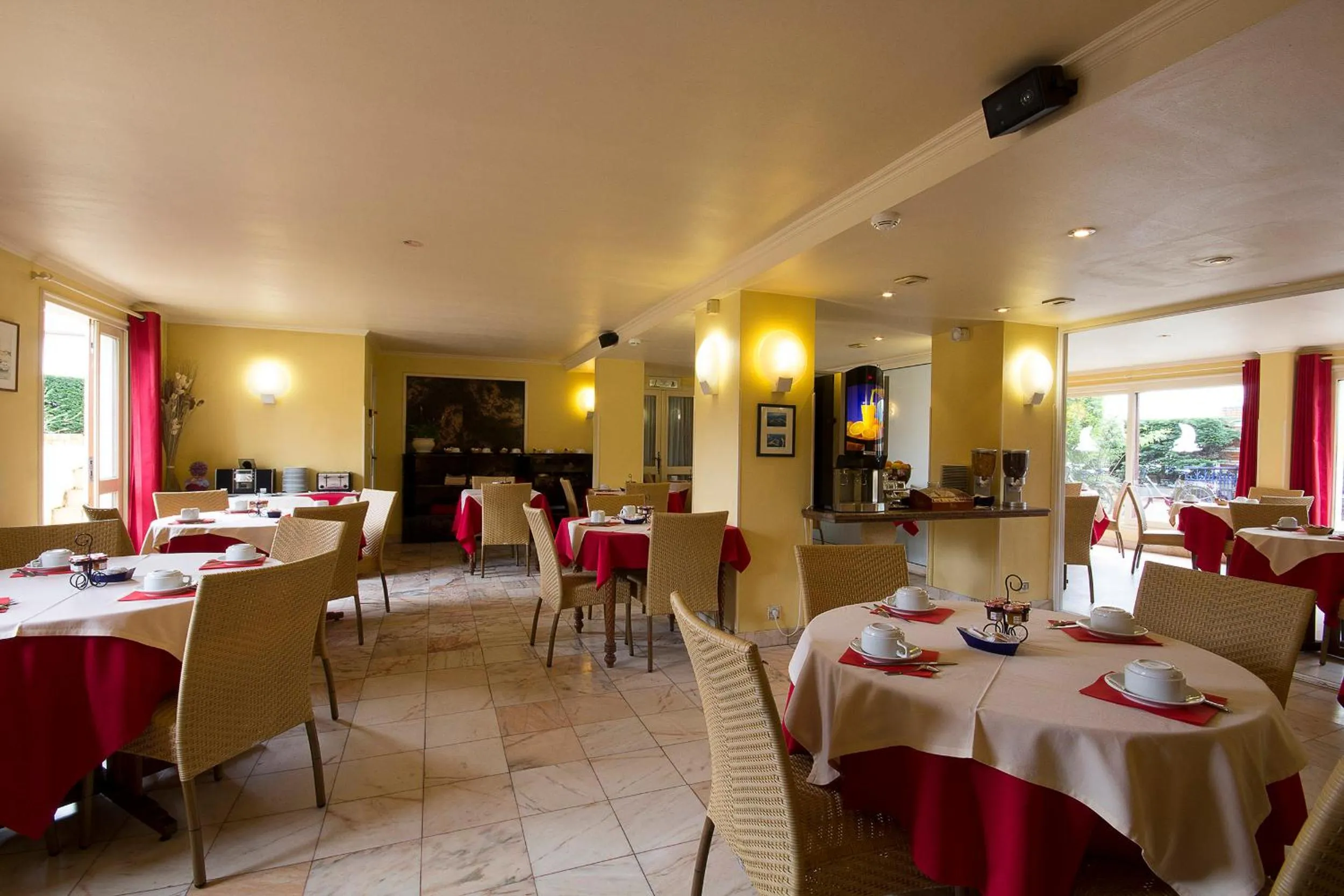 Restaurant/places to eat in Hôtel Le Dauphin