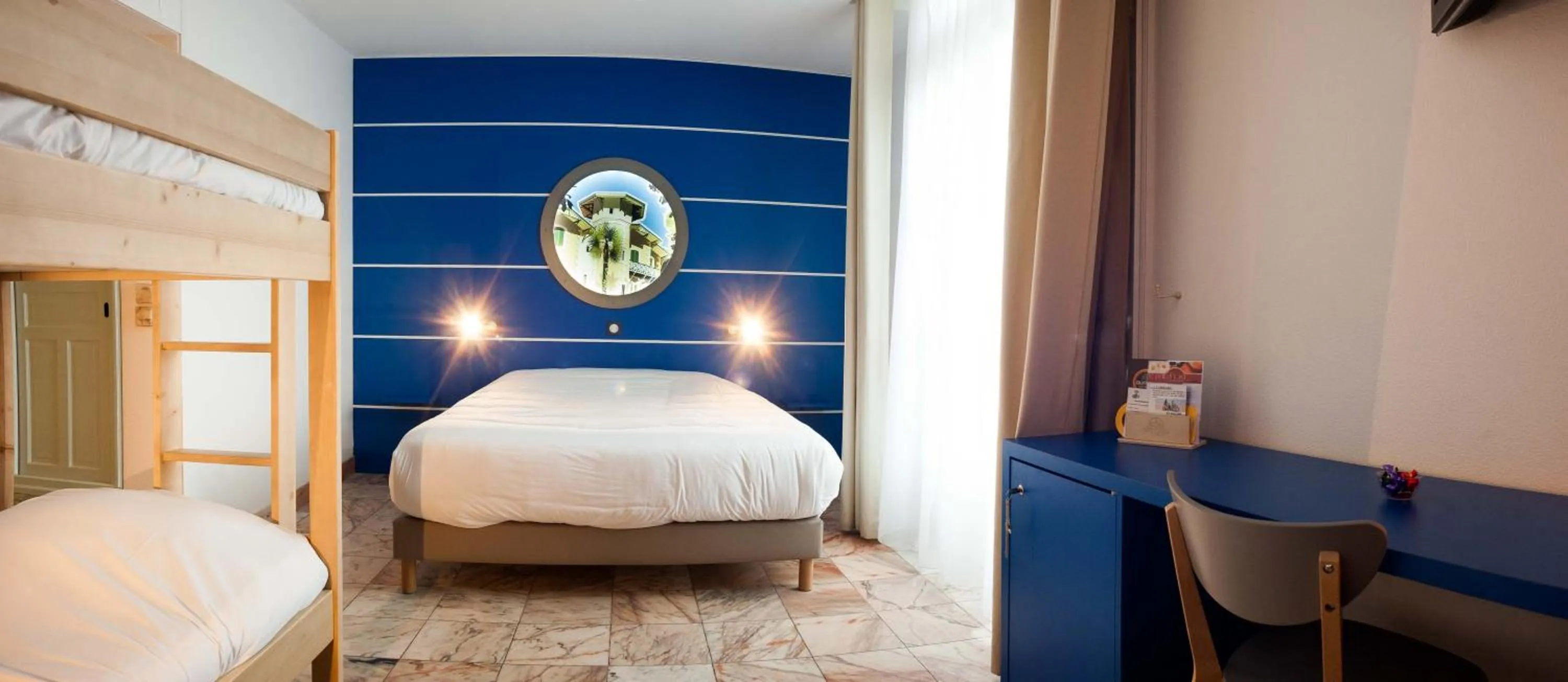 bunk bed, Bed in Hôtel Le Dauphin