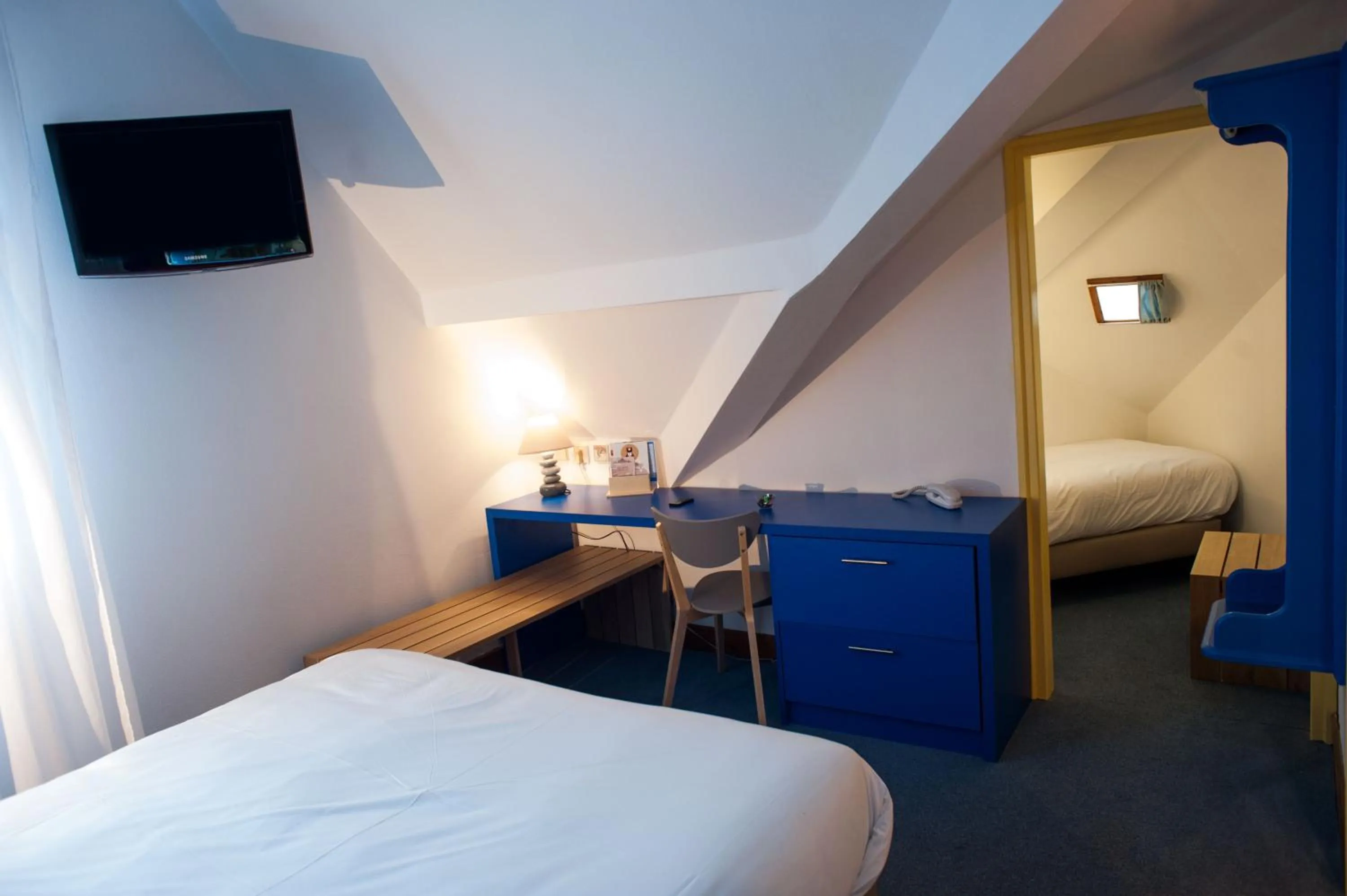 Bed in Hôtel Le Dauphin