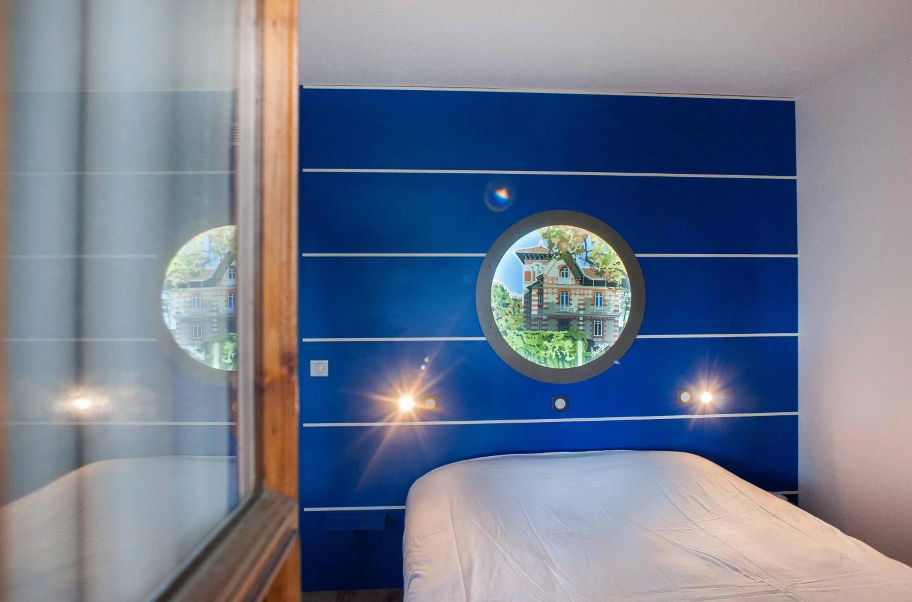 Bed in Hôtel Le Dauphin