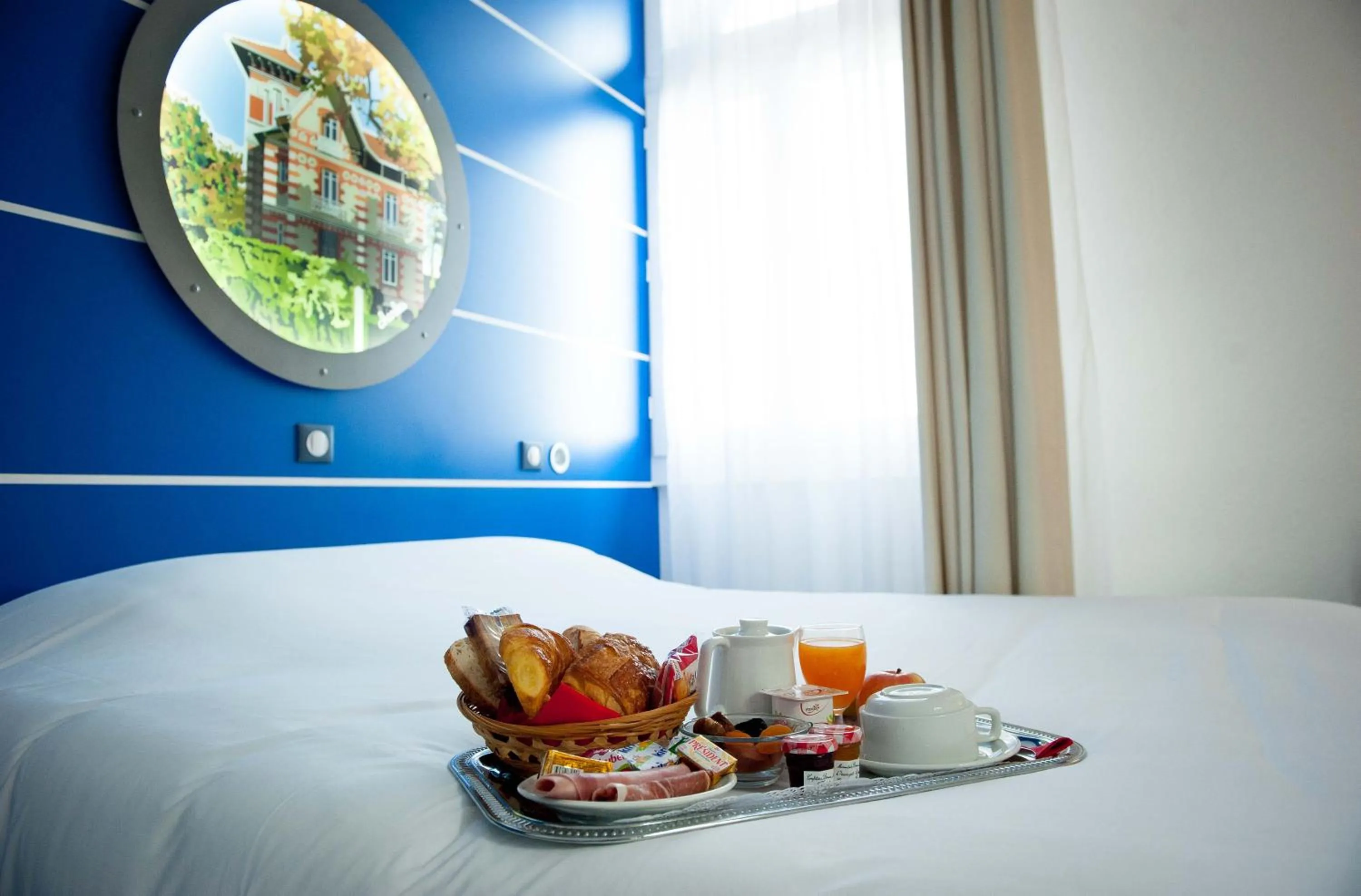 Breakfast, Bed in Hôtel Le Dauphin