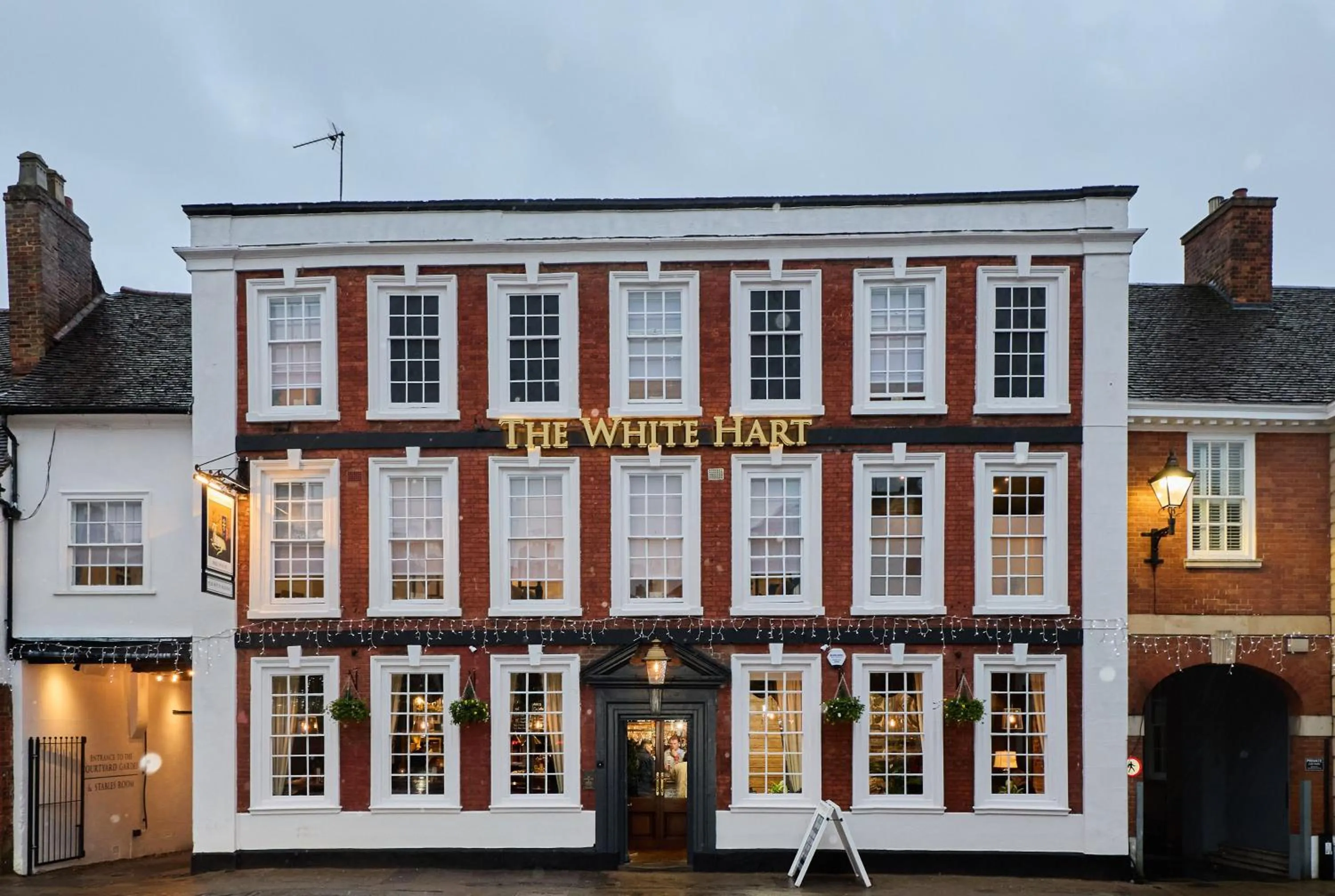 Facade/entrance in The White Hart