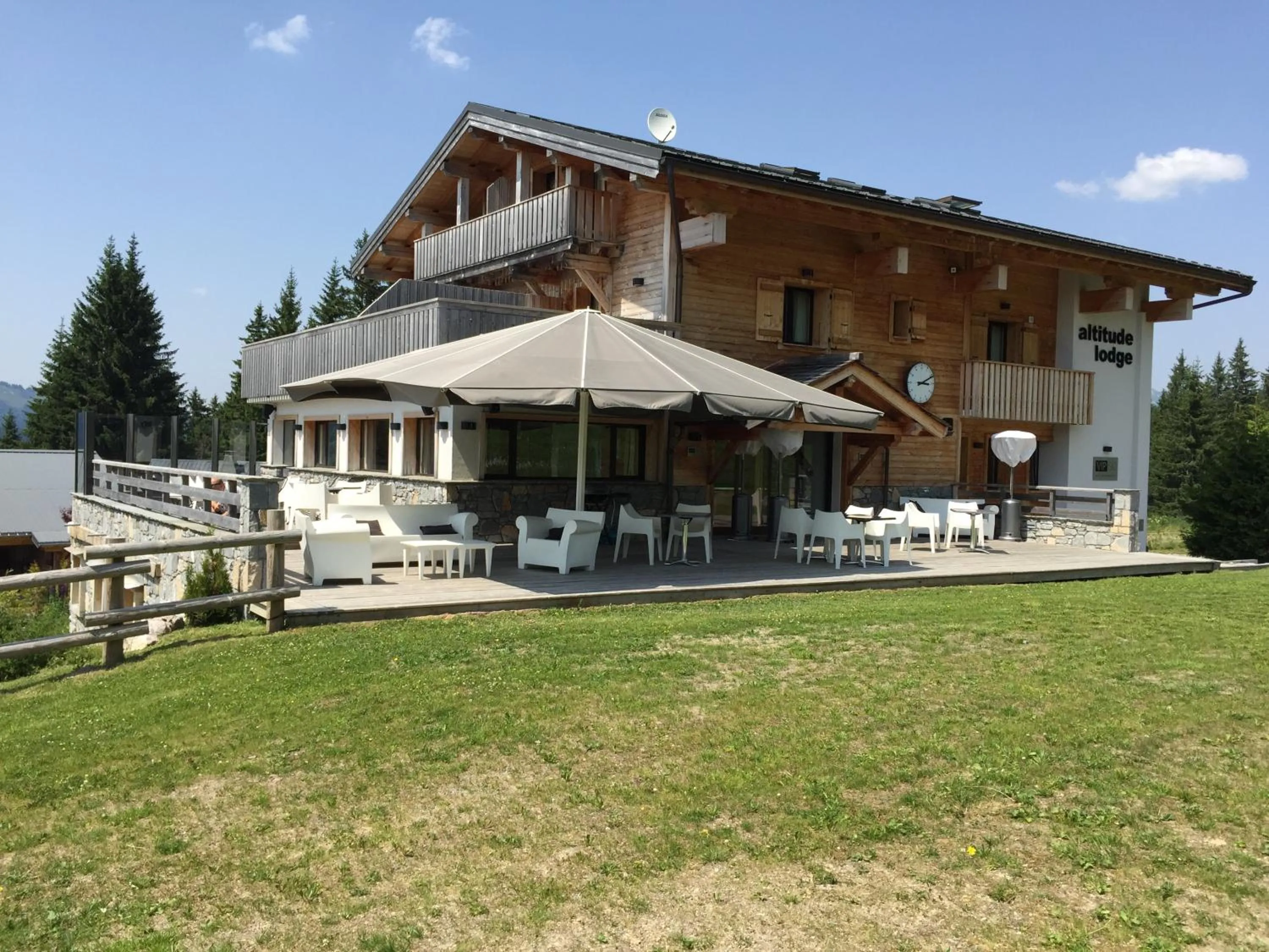 Facade/entrance in Altitude Lodge