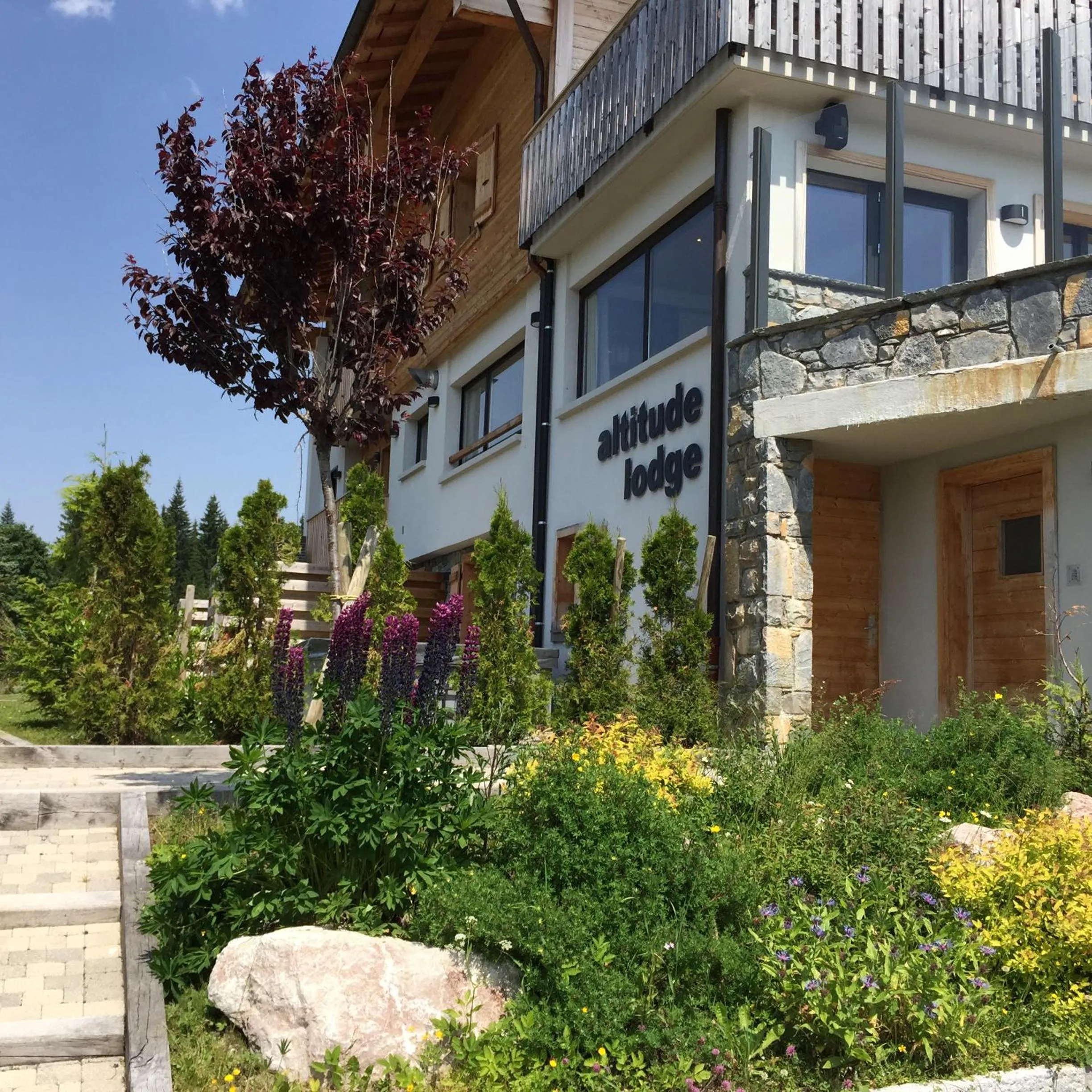 Facade/entrance in Altitude Lodge