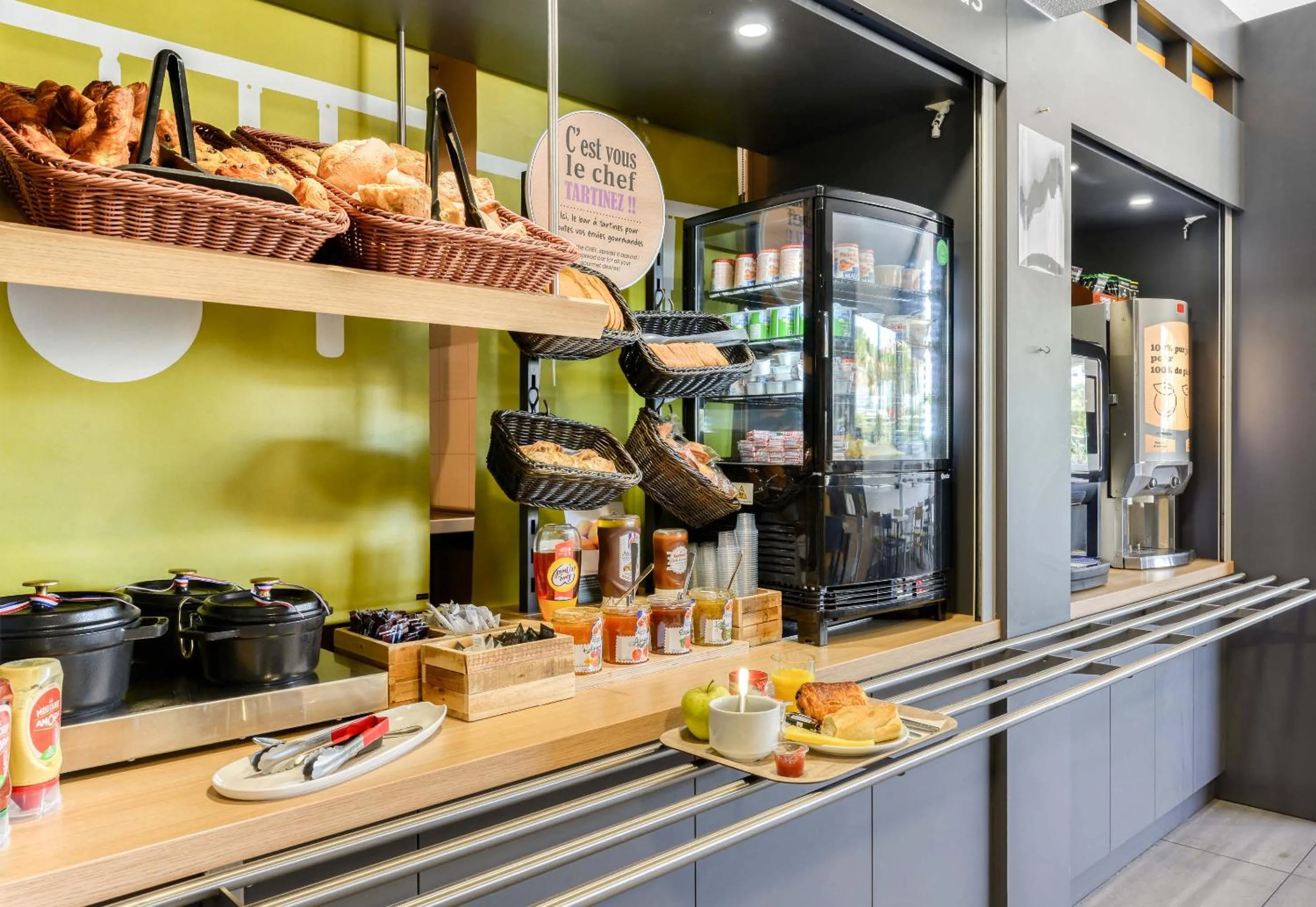 Buffet breakfast in B&B HOTEL Narbonne 1