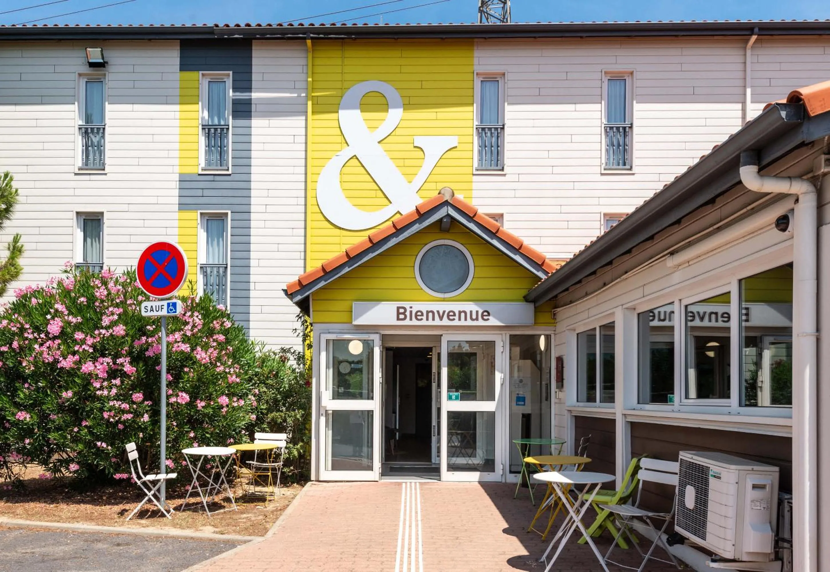 Facade/entrance in B&B HOTEL Narbonne 1