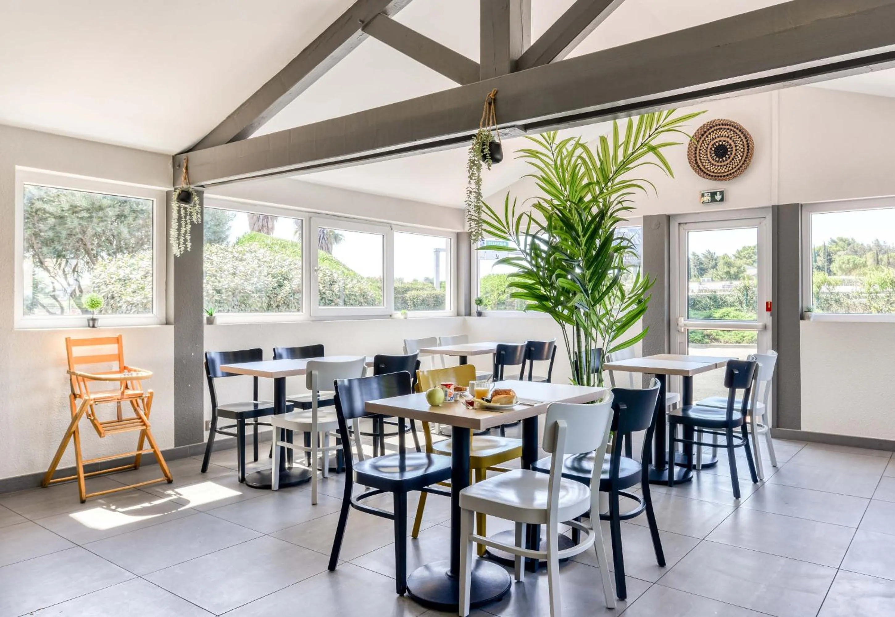 Restaurant/places to eat in B&B HOTEL Narbonne 1