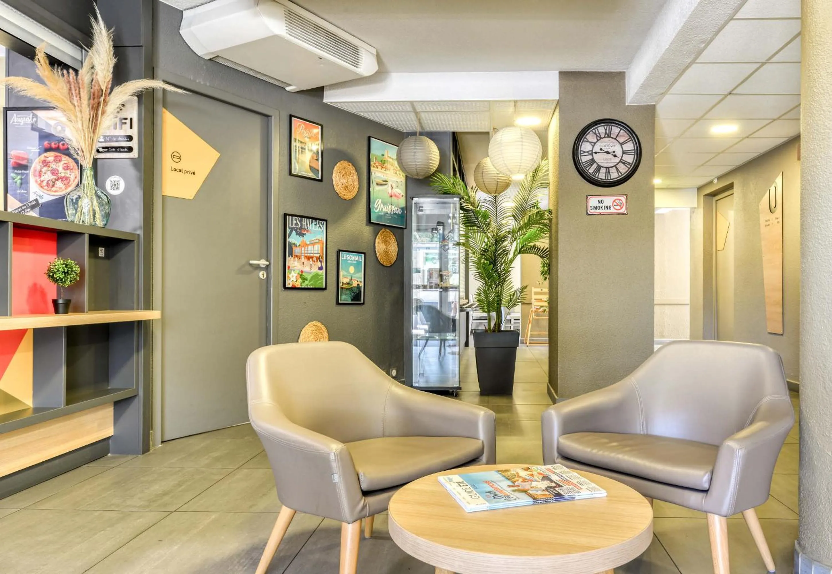 Seating area in B&B HOTEL Narbonne 2