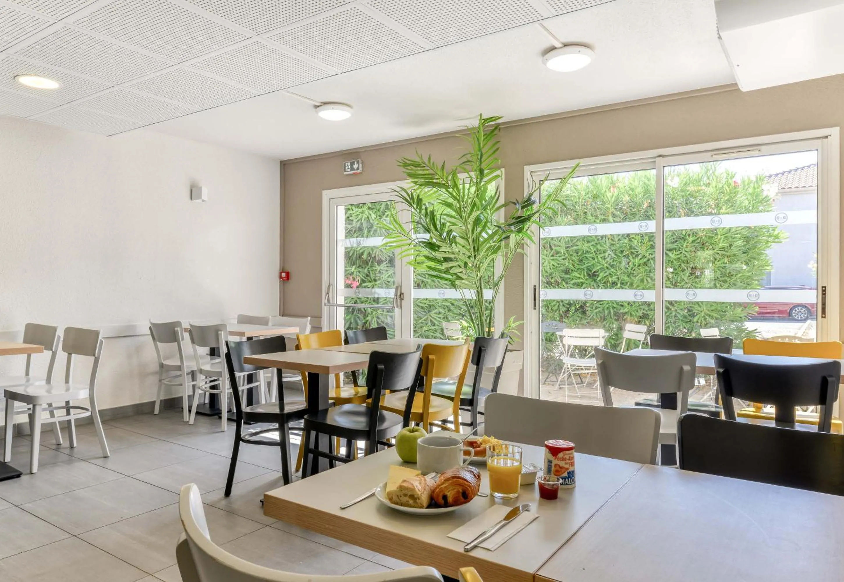 Restaurant/places to eat in B&B HOTEL Narbonne 2