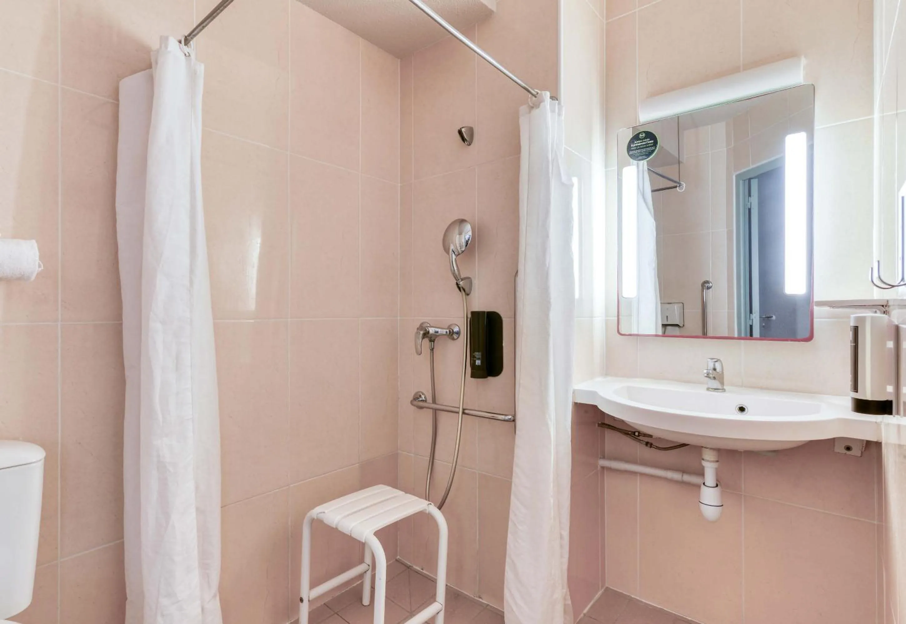 Bathroom in B&B HOTEL Narbonne 2