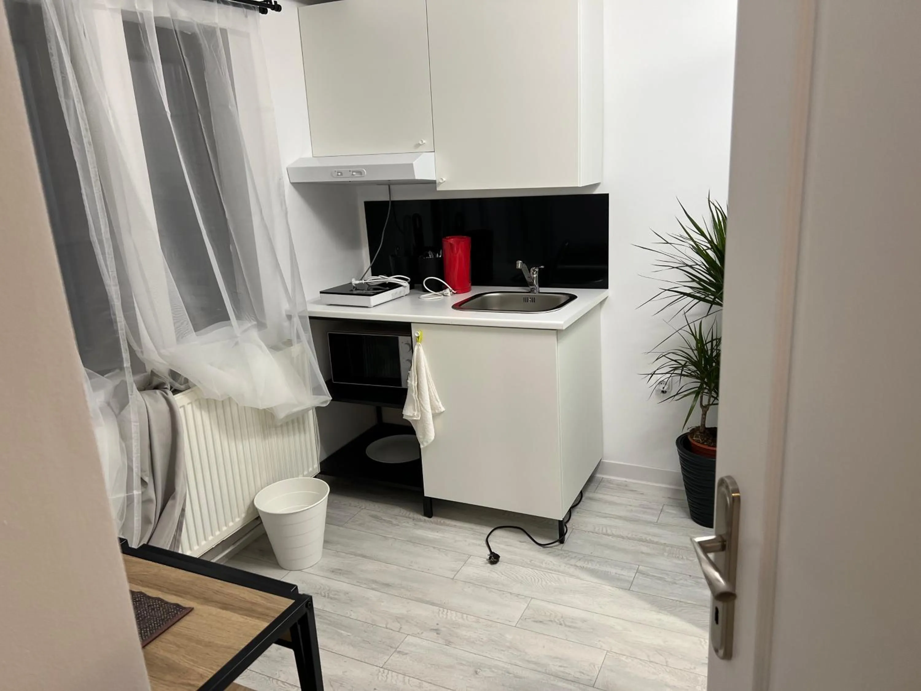 Kitchen or kitchenette in AZZA Residence