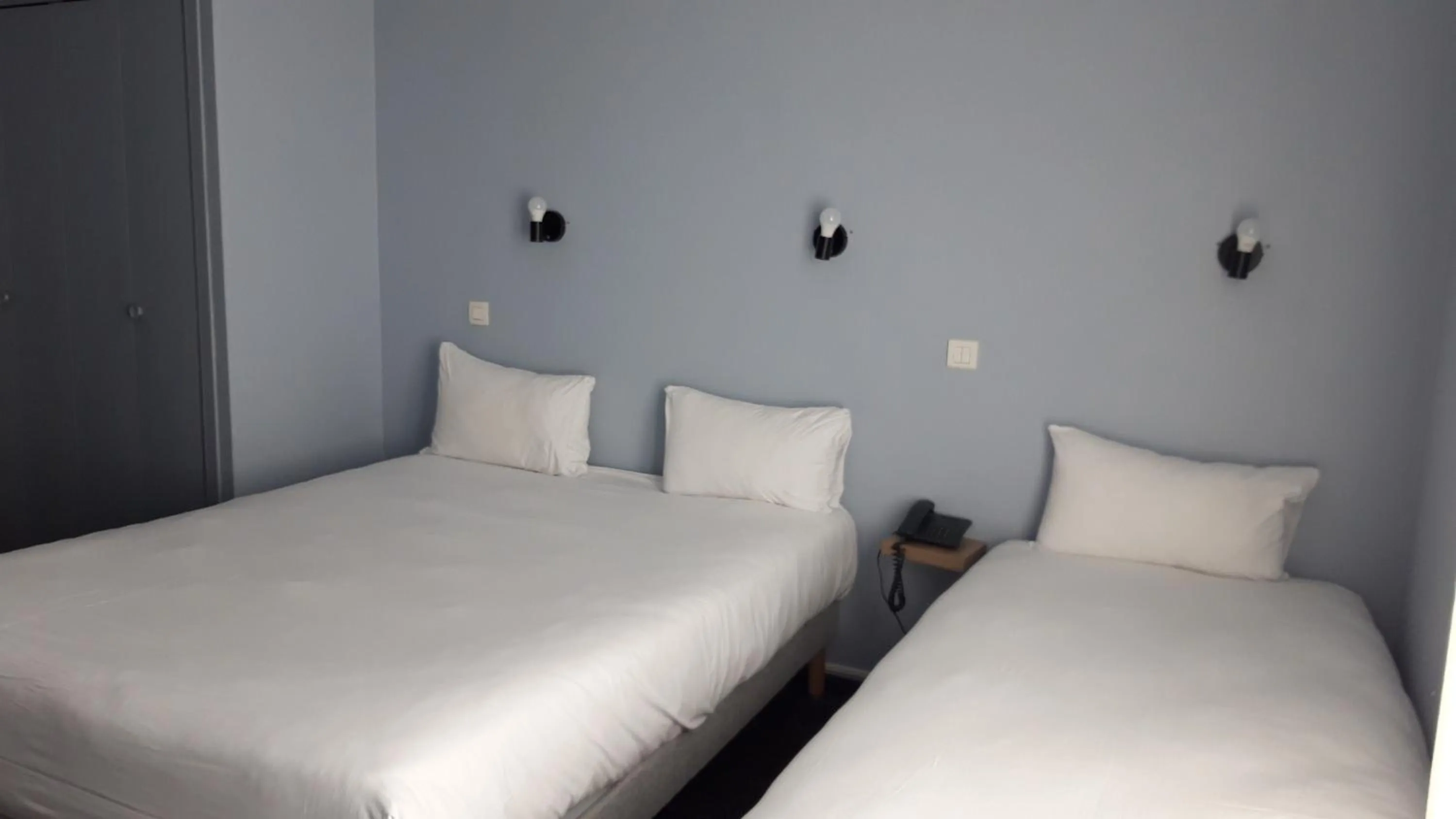 Bed in Logis hotel Noemys Gradignan