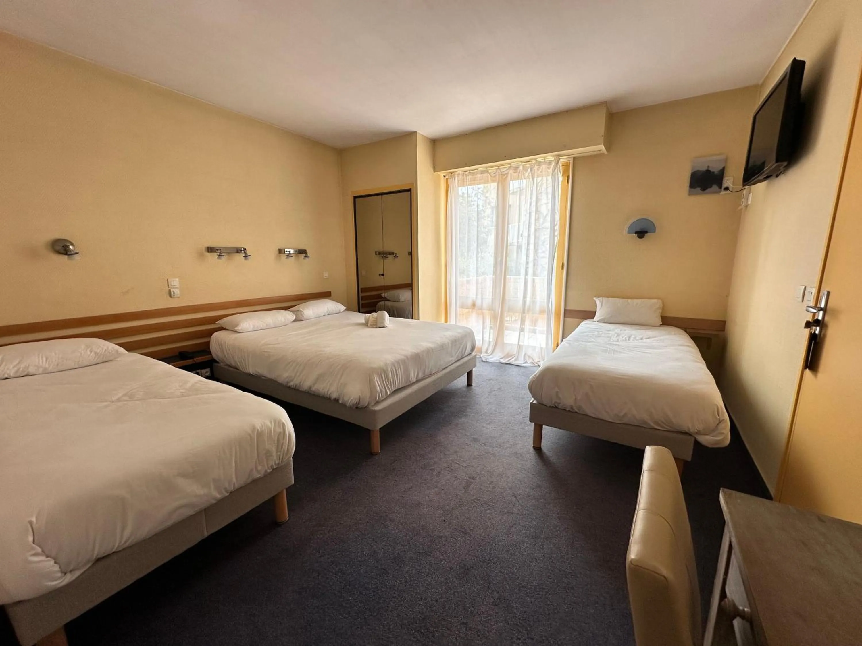 Bedroom, Bed in Logis hotel Noemys Gradignan