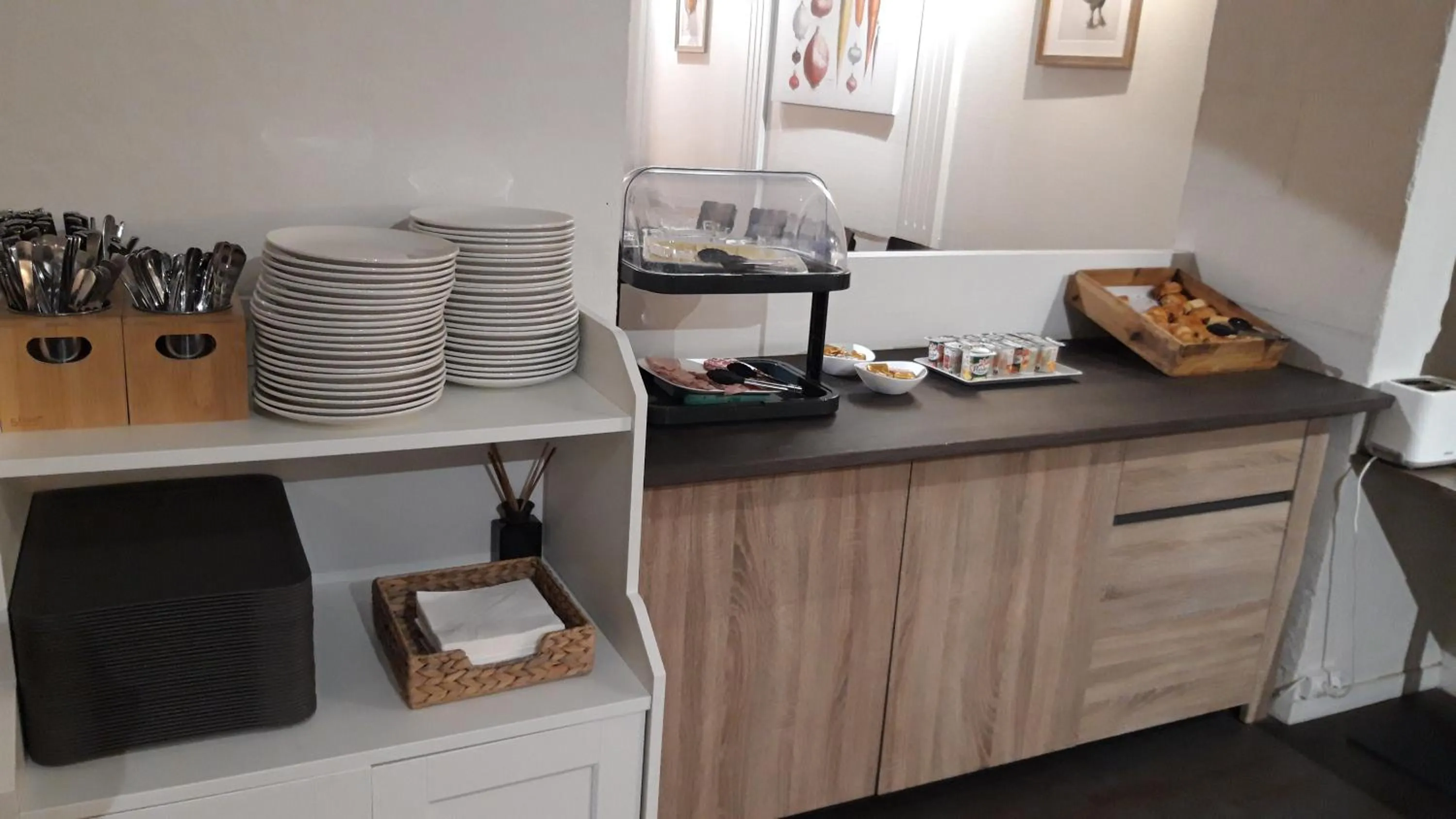 Breakfast in Logis hotel Noemys Gradignan