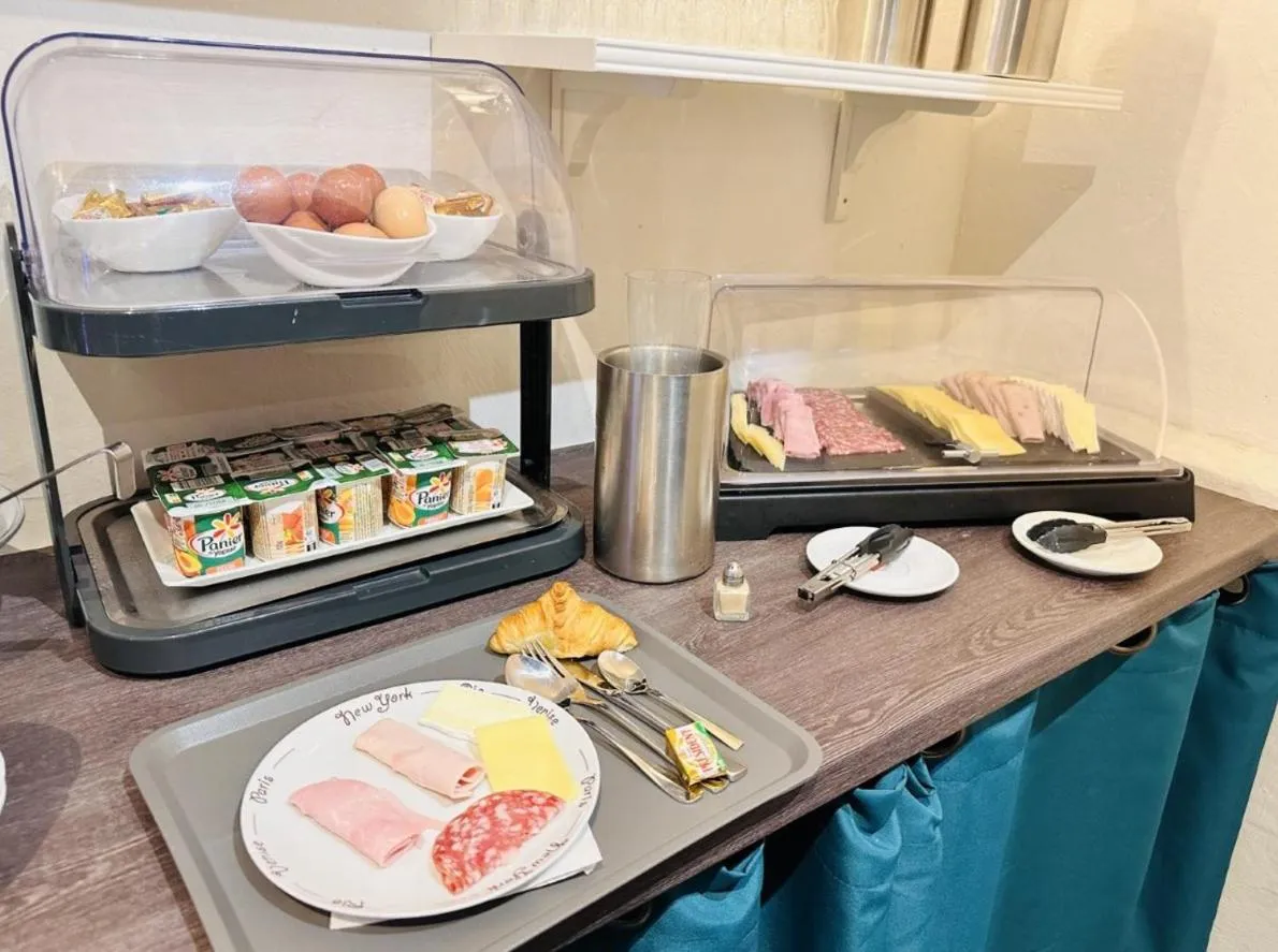 Buffet breakfast in Logis hotel Noemys Gradignan