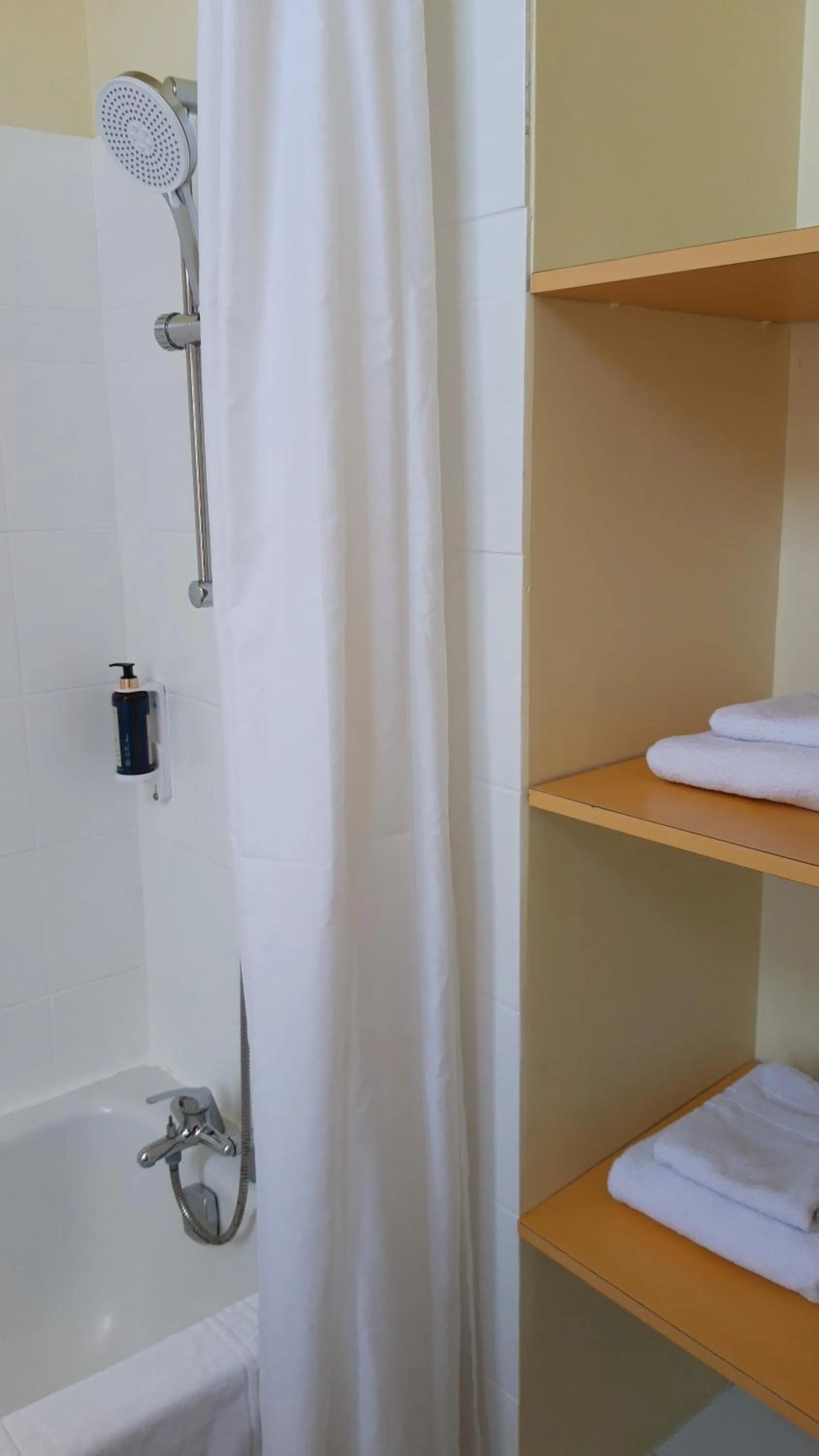 Bathroom in Logis hotel Noemys Gradignan