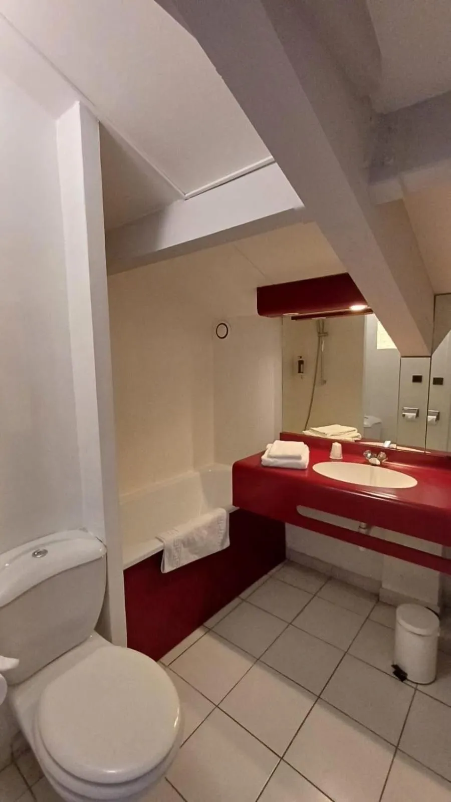 Bathroom, Bed in Logis hotel Noemys Gradignan