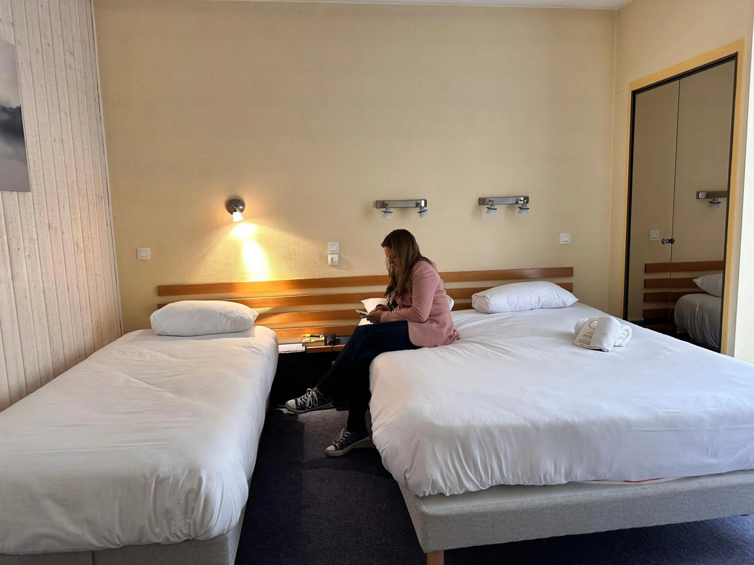 Bedroom, Bed in Logis hotel Noemys Gradignan