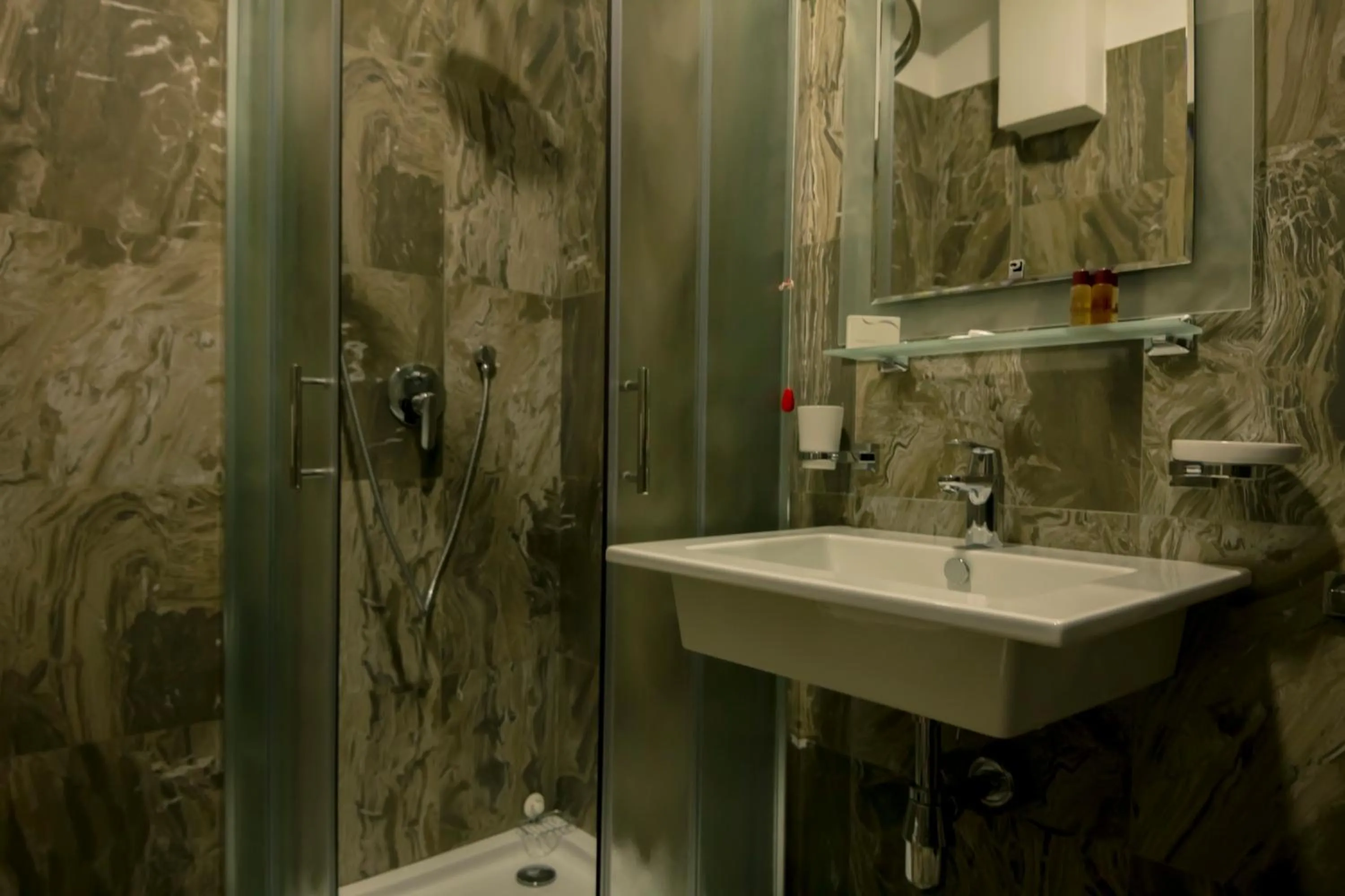 Shower in Hotel Pandora Residence