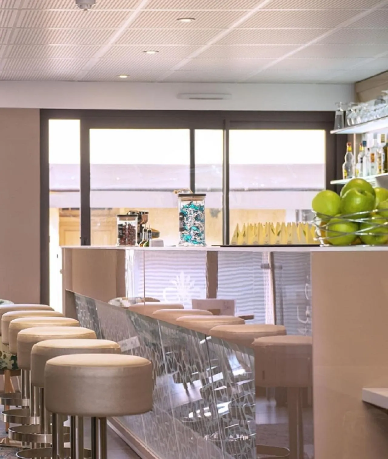 Lounge or bar in Unique Hôtel Résidence & Spa