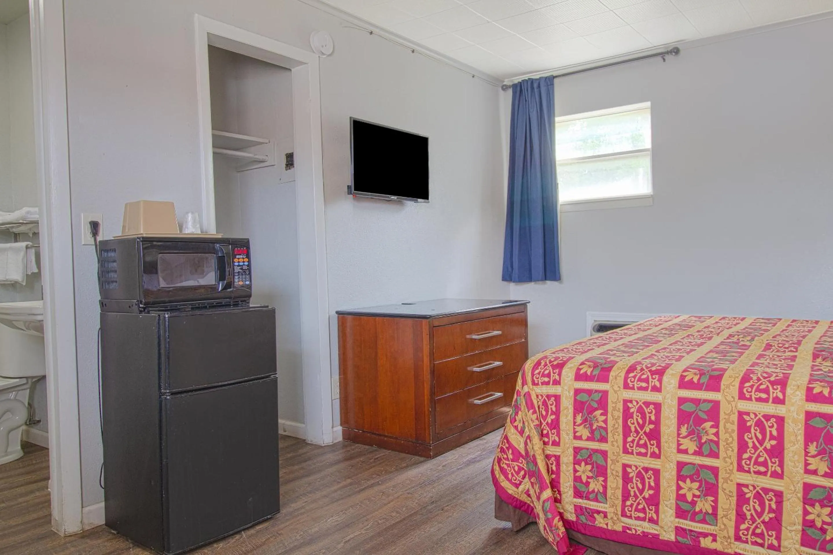 Bedroom, Bed in OYO Hotel McAlester OK S Main St