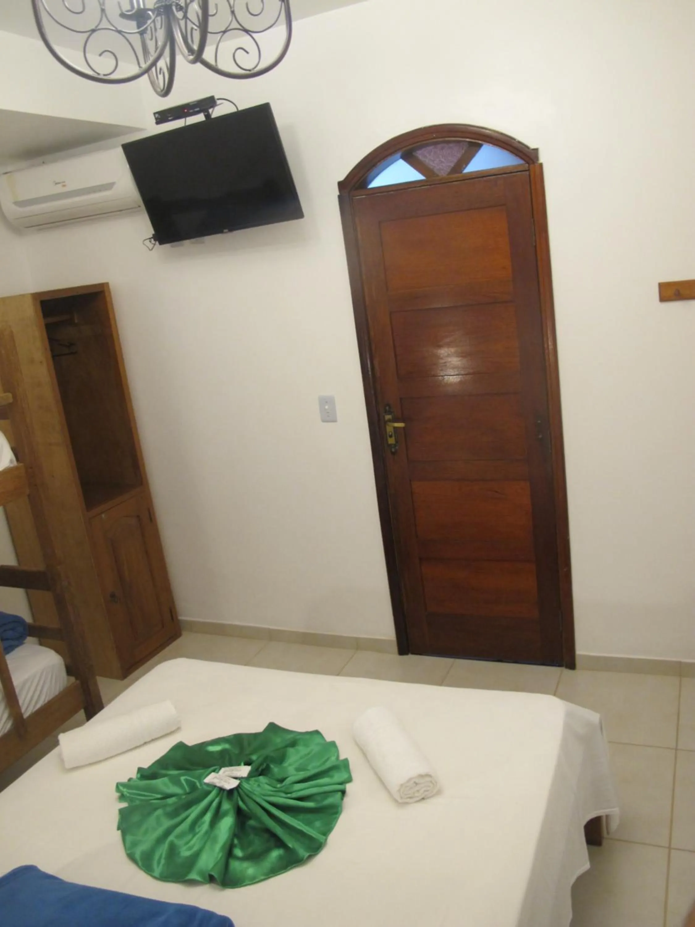 Communal lounge/ TV room, Bed in Hope Pousada