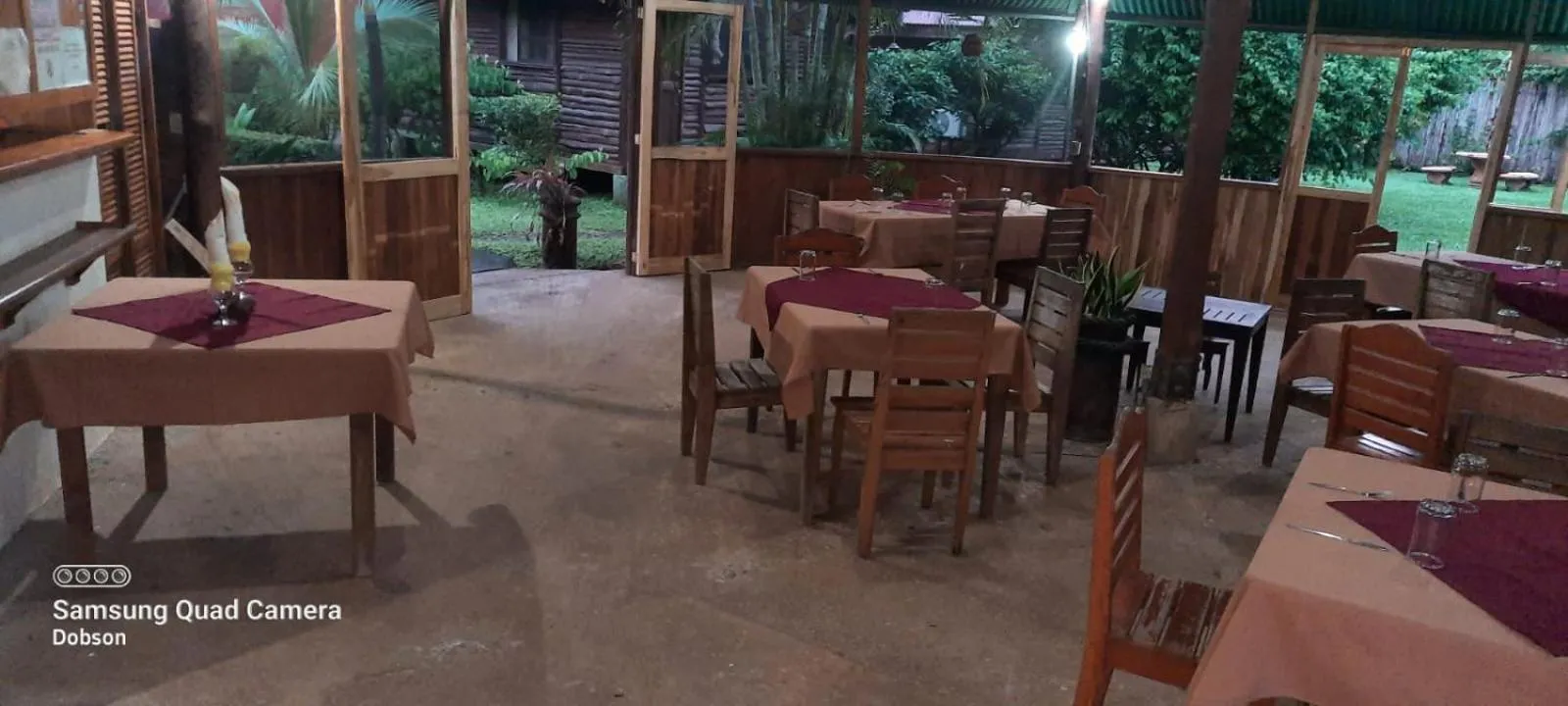 Restaurant/places to eat in Hotel Cabañas La Teca