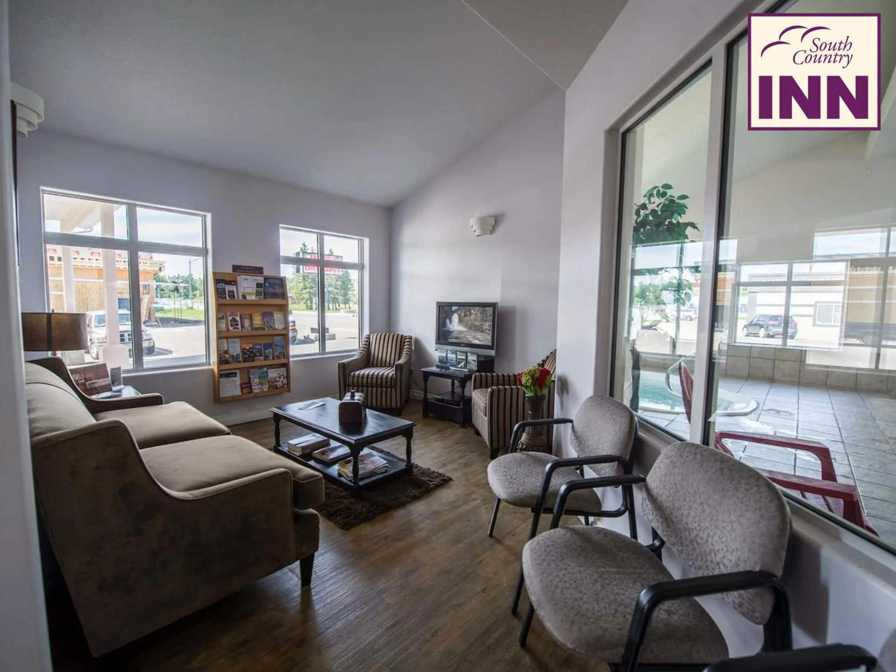 Facade/entrance in South Country Inn