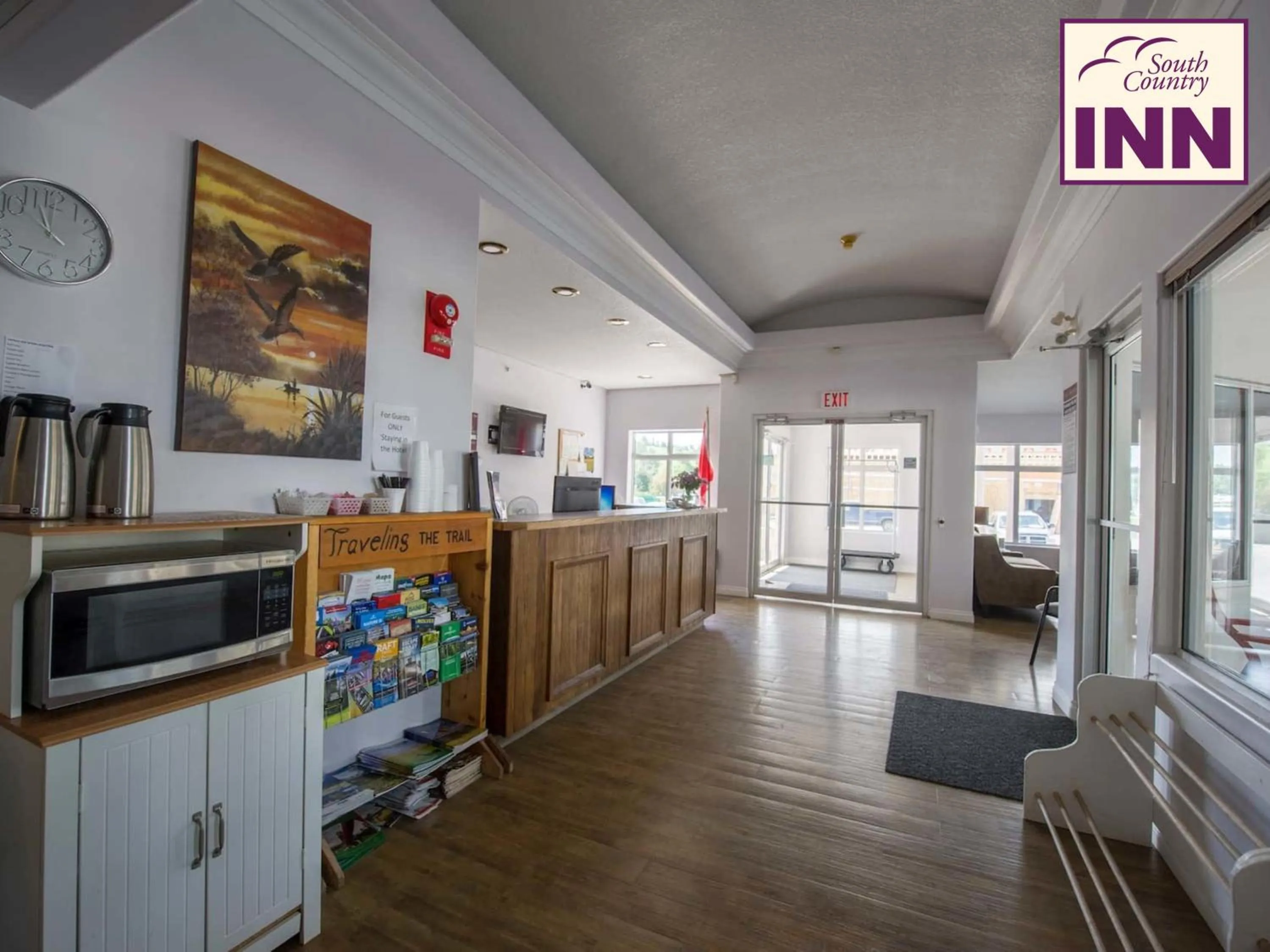 Facade/entrance in South Country Inn