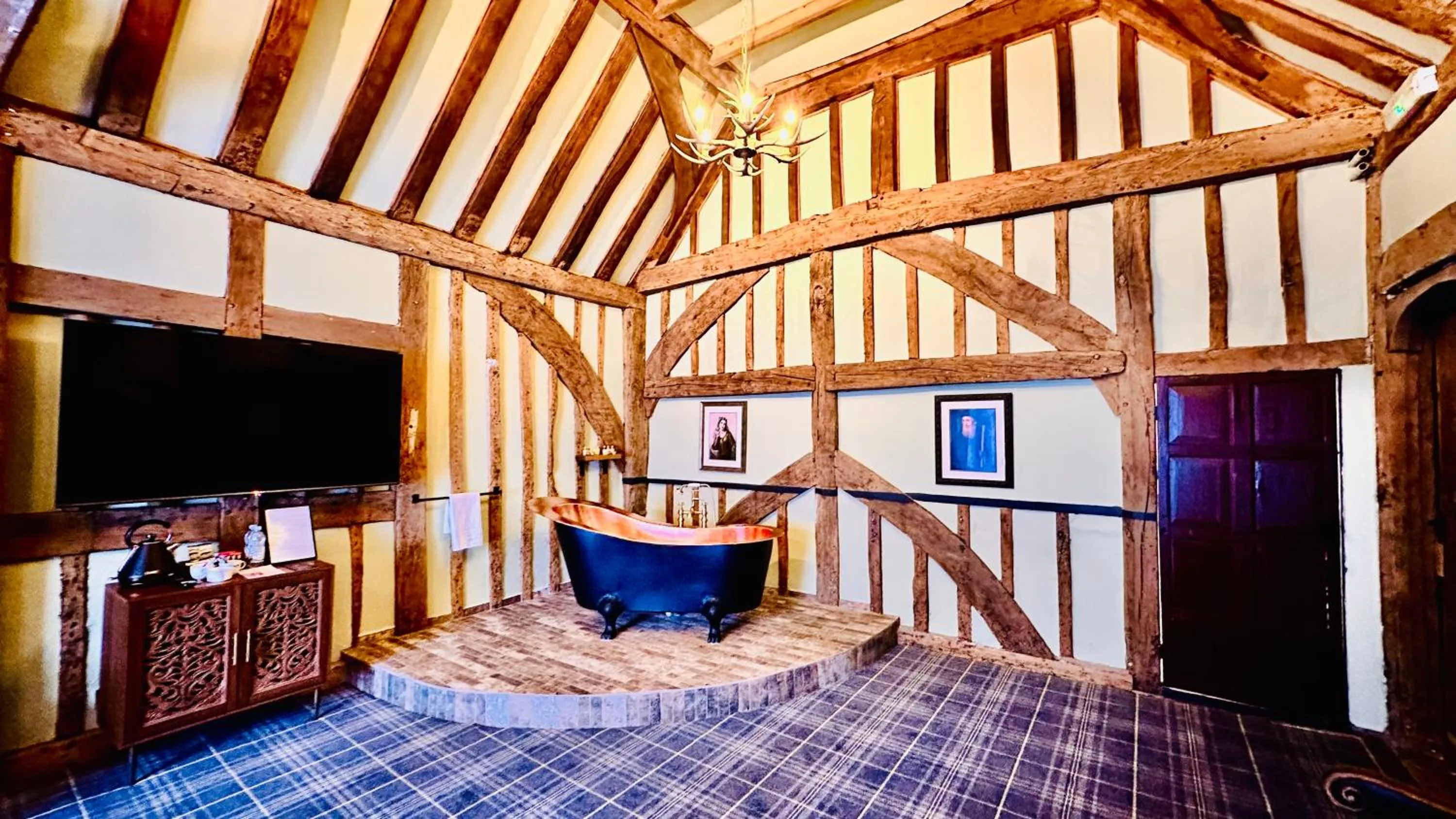 Bed in The Ostrich Inn Colnbrook London Heathrow