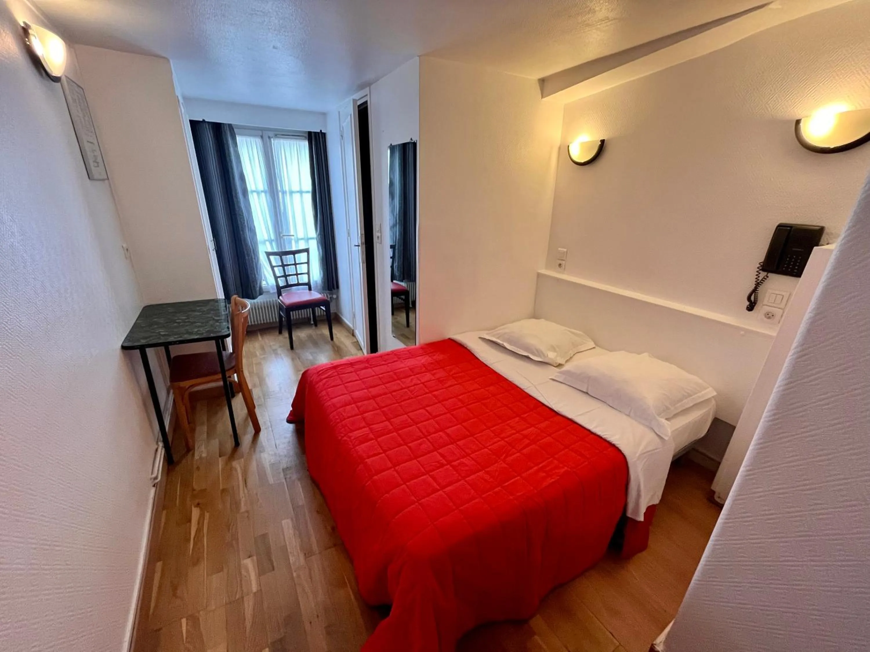 Bedroom in Hôtel Tiquetonne