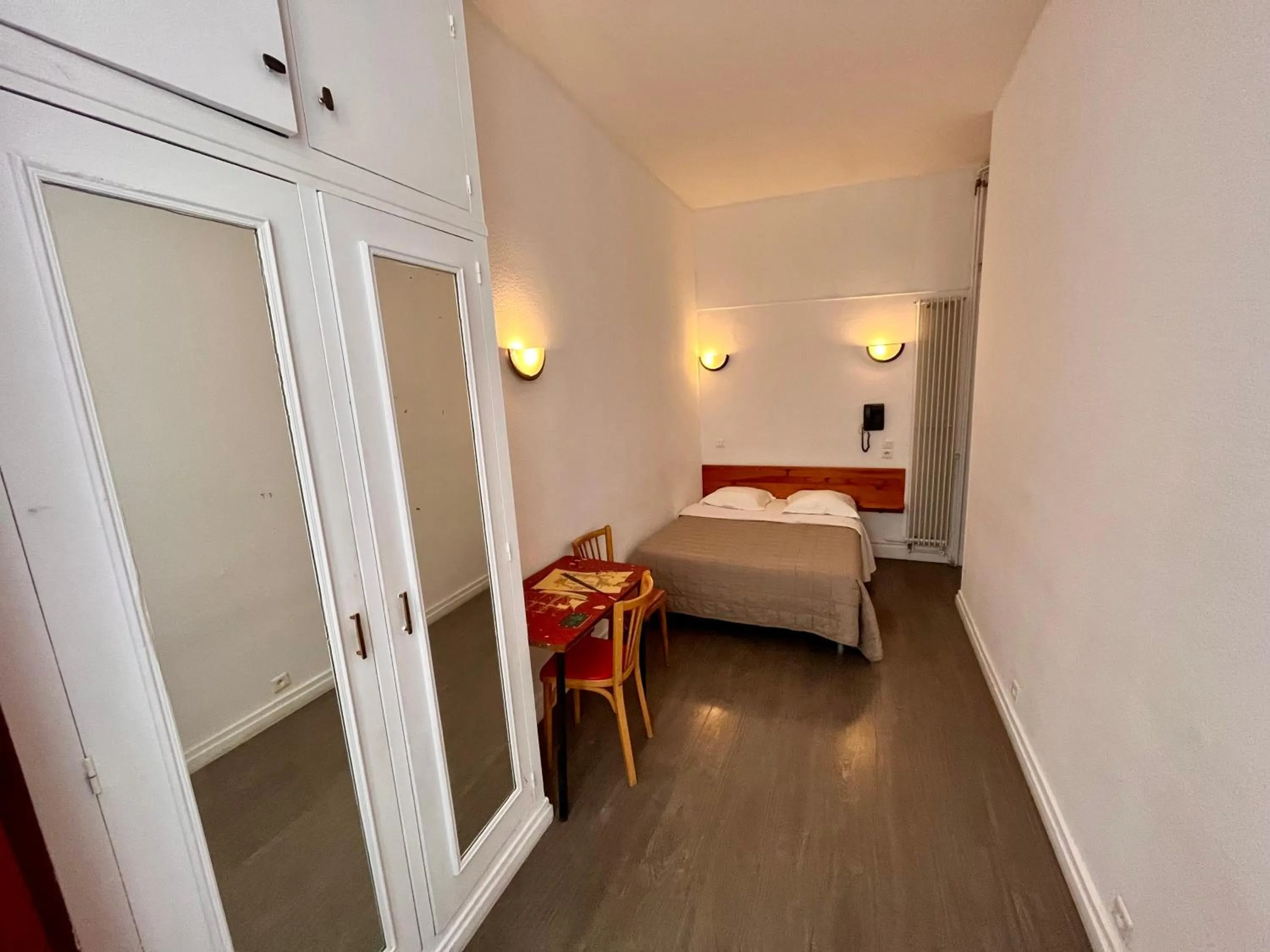 Bedroom in Hôtel Tiquetonne