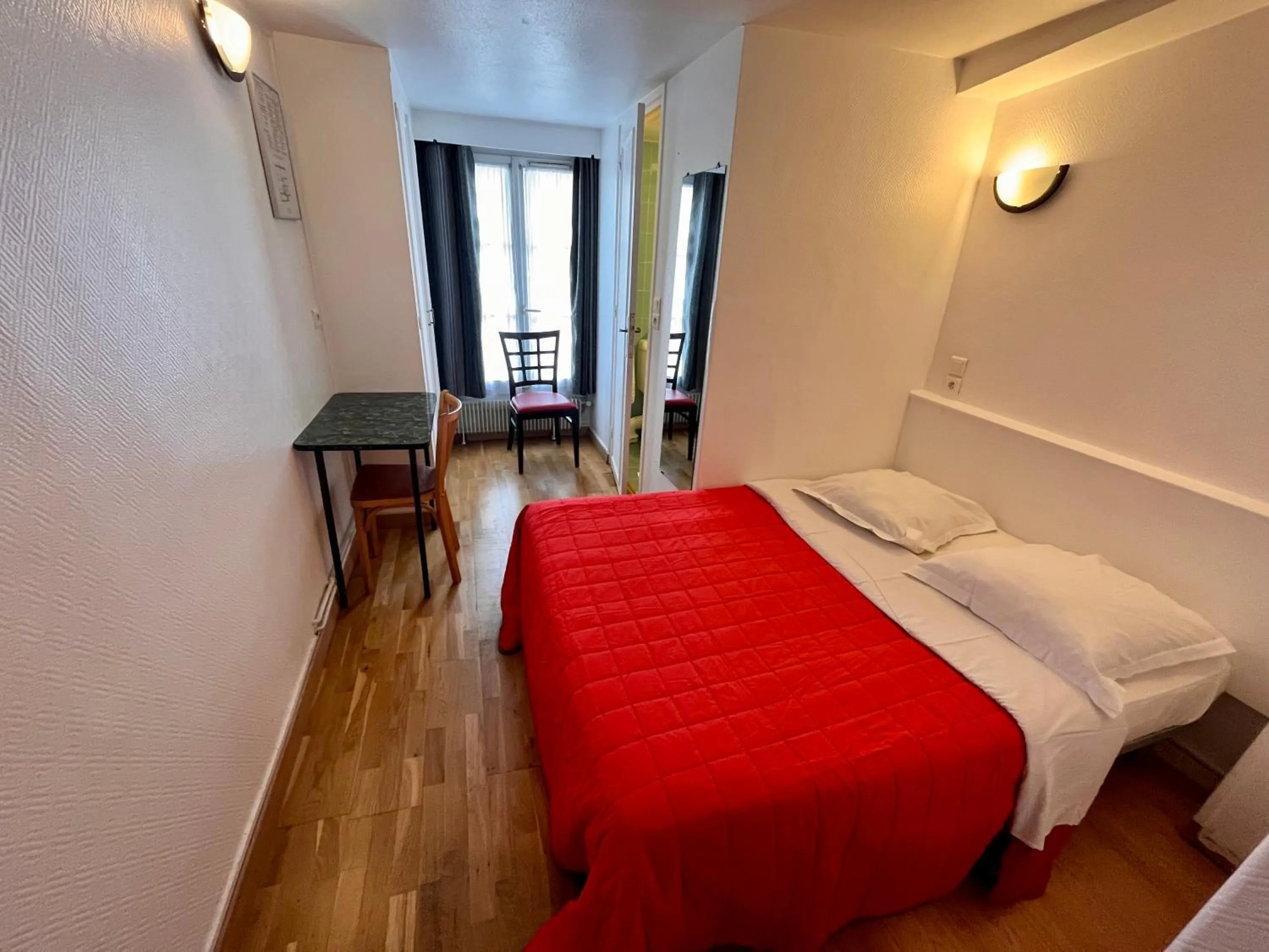 Bedroom in Hôtel Tiquetonne